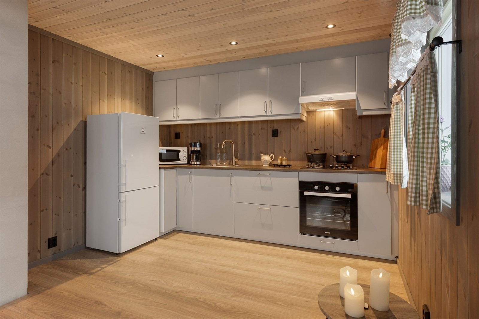 Stilfullt kjøkken med laminerte skrog, glatte fronter og laminert benkeplate - enkelt, praktisk og lett å holde rent Galleribilde