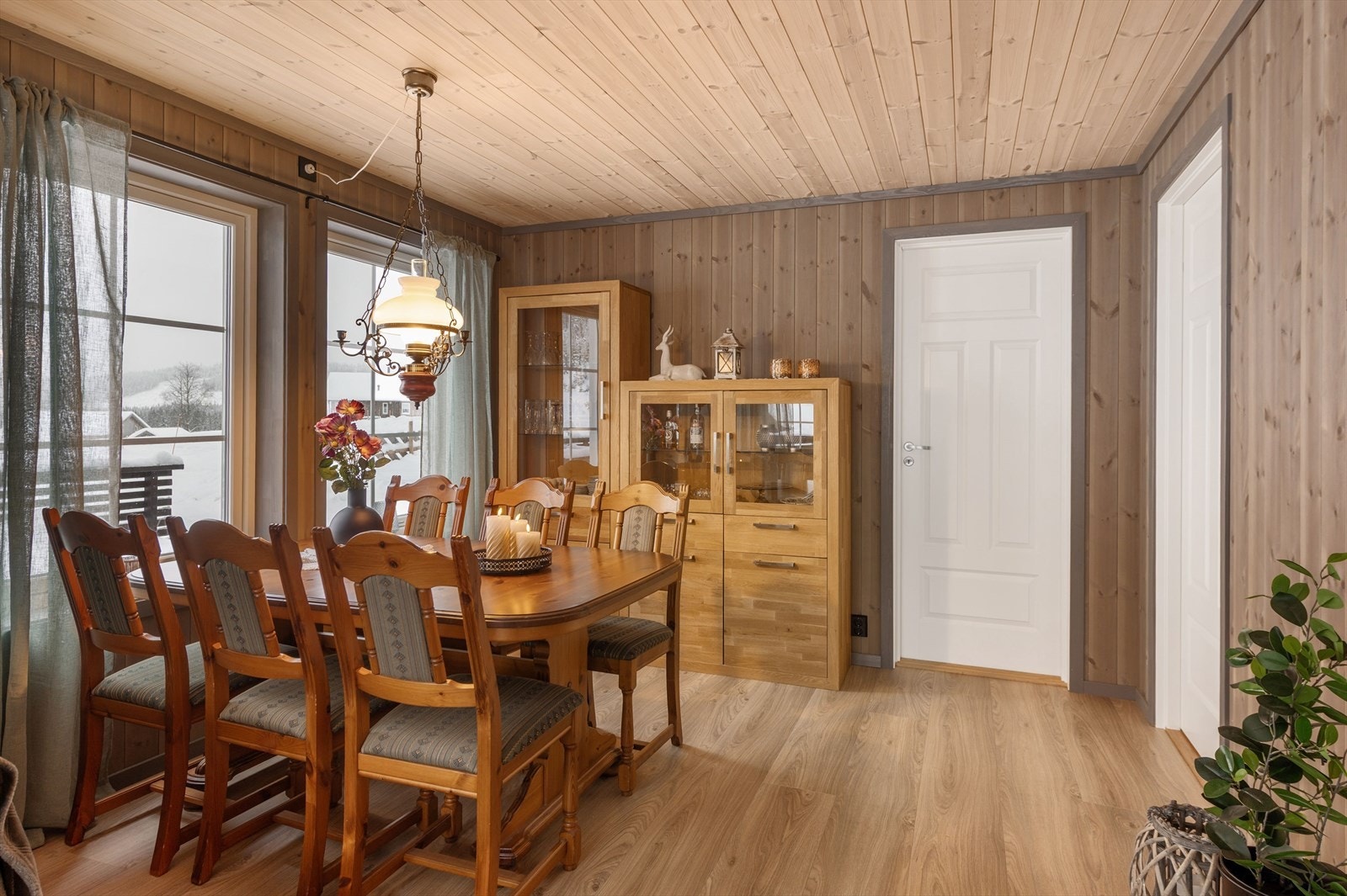Spisestue med plass til hele familien - perfekt for hyggelige måltider og samvær. Galleribilde