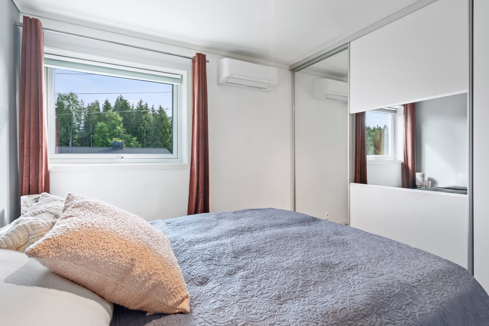 Hovedsoverommet er utstyrt med en stor, ca. 2 meter bred, innebygd skyvedørsgarderobe med speil. Her er det også installert en varmepumpe. Galleribilde