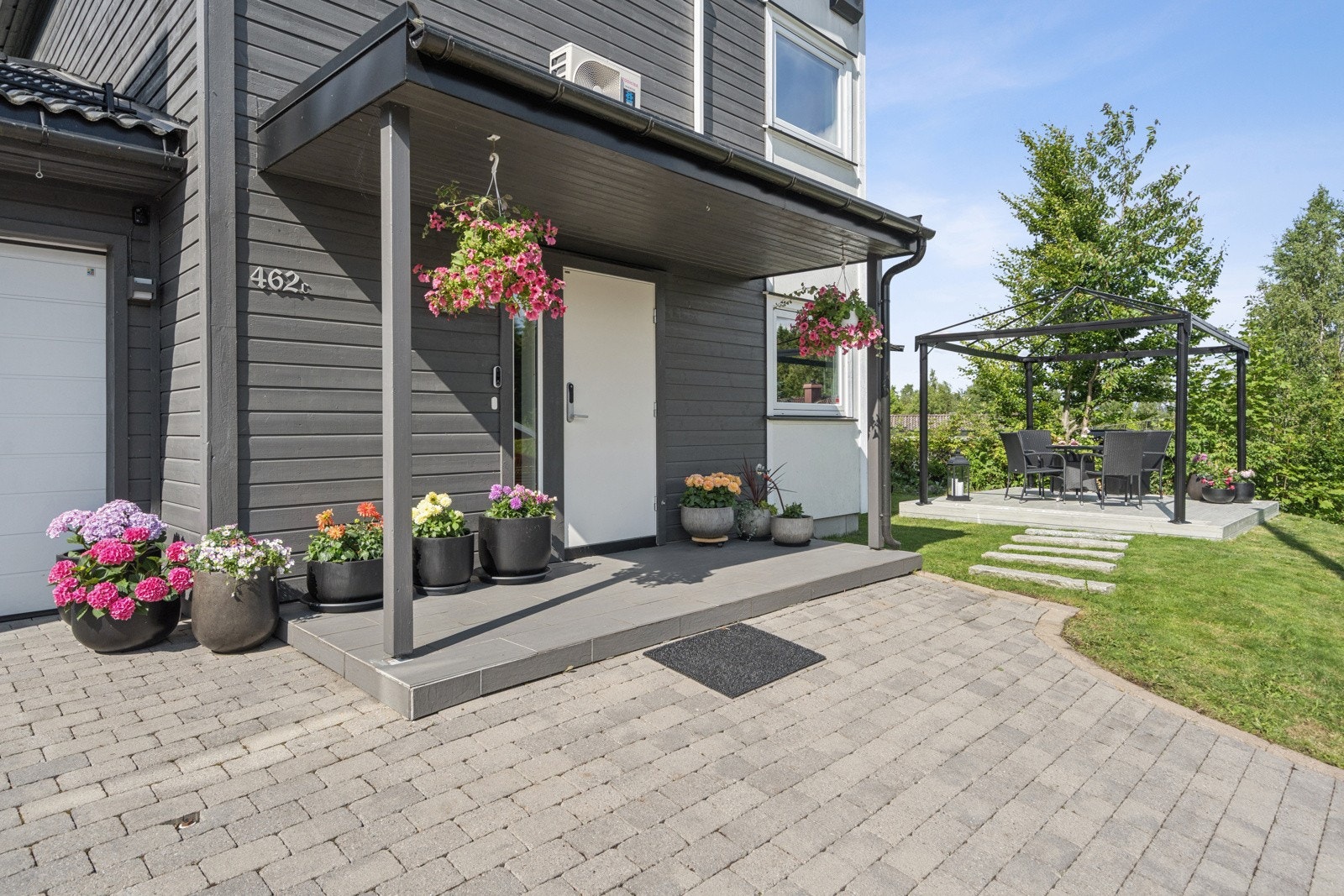 Pent inngangsparti med belegningstein. Galleribilde