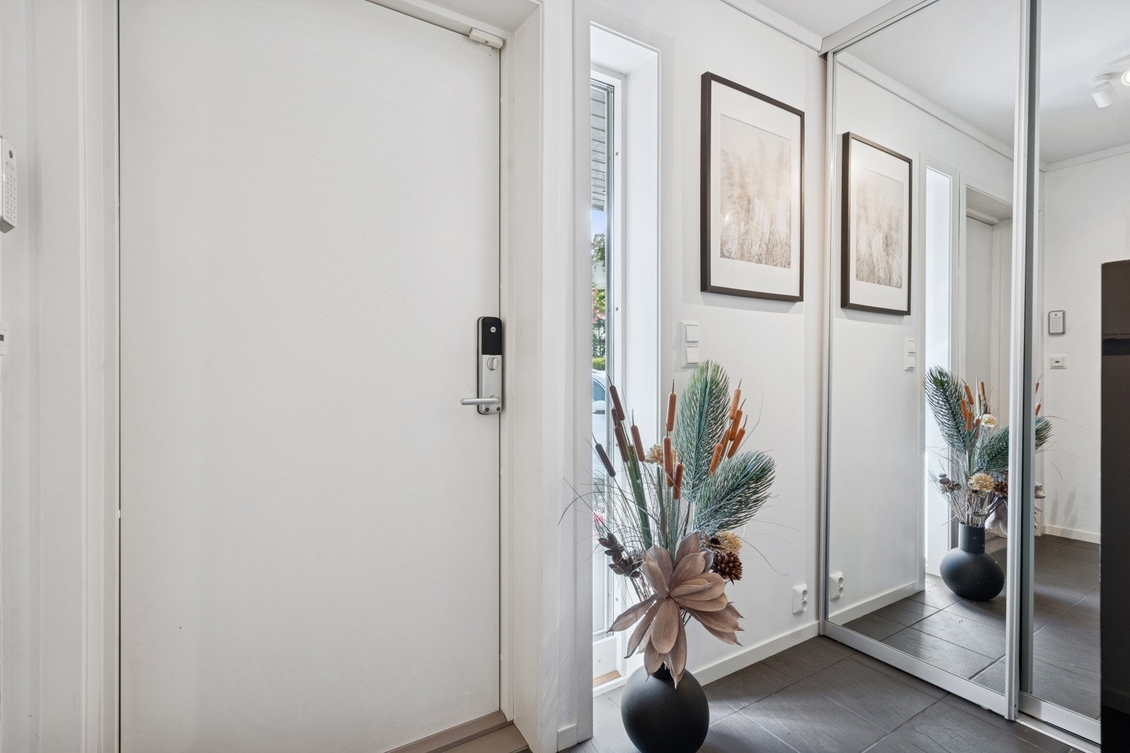 Gangen har en skyvedørsgarderobe med speil, som bidrar til orden i hverdagen. Galleribilde