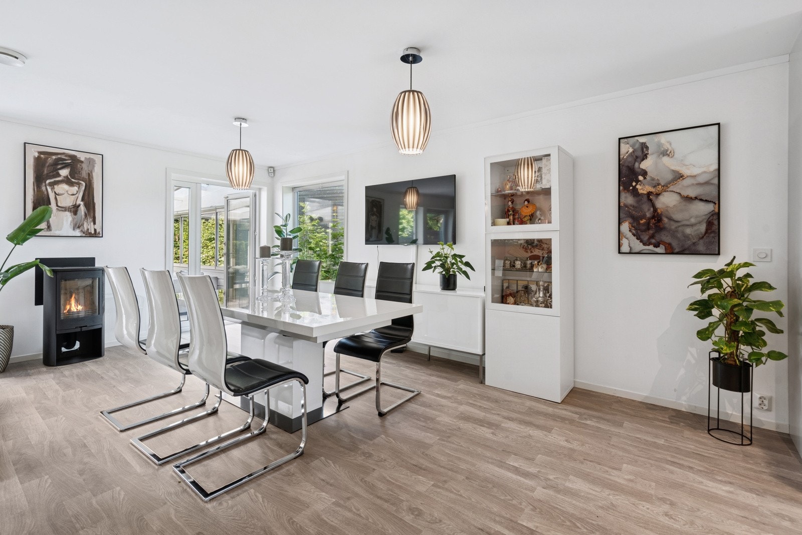 I stuen er det en vedovn og det er god plass til en spisegruppe. Galleribilde