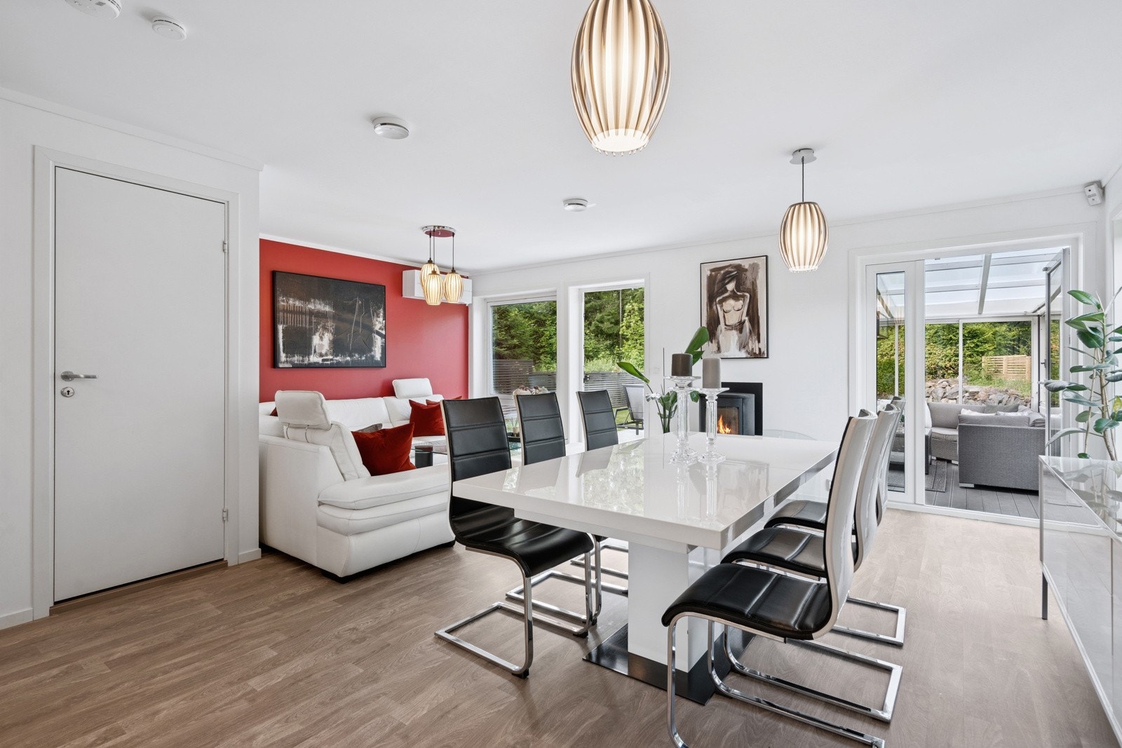 Under trappen opp til 2.etasje er det blitt laget en bod for ekstra oppbevaring. Det er også en bod i boligens 2.etasje. Galleribilde