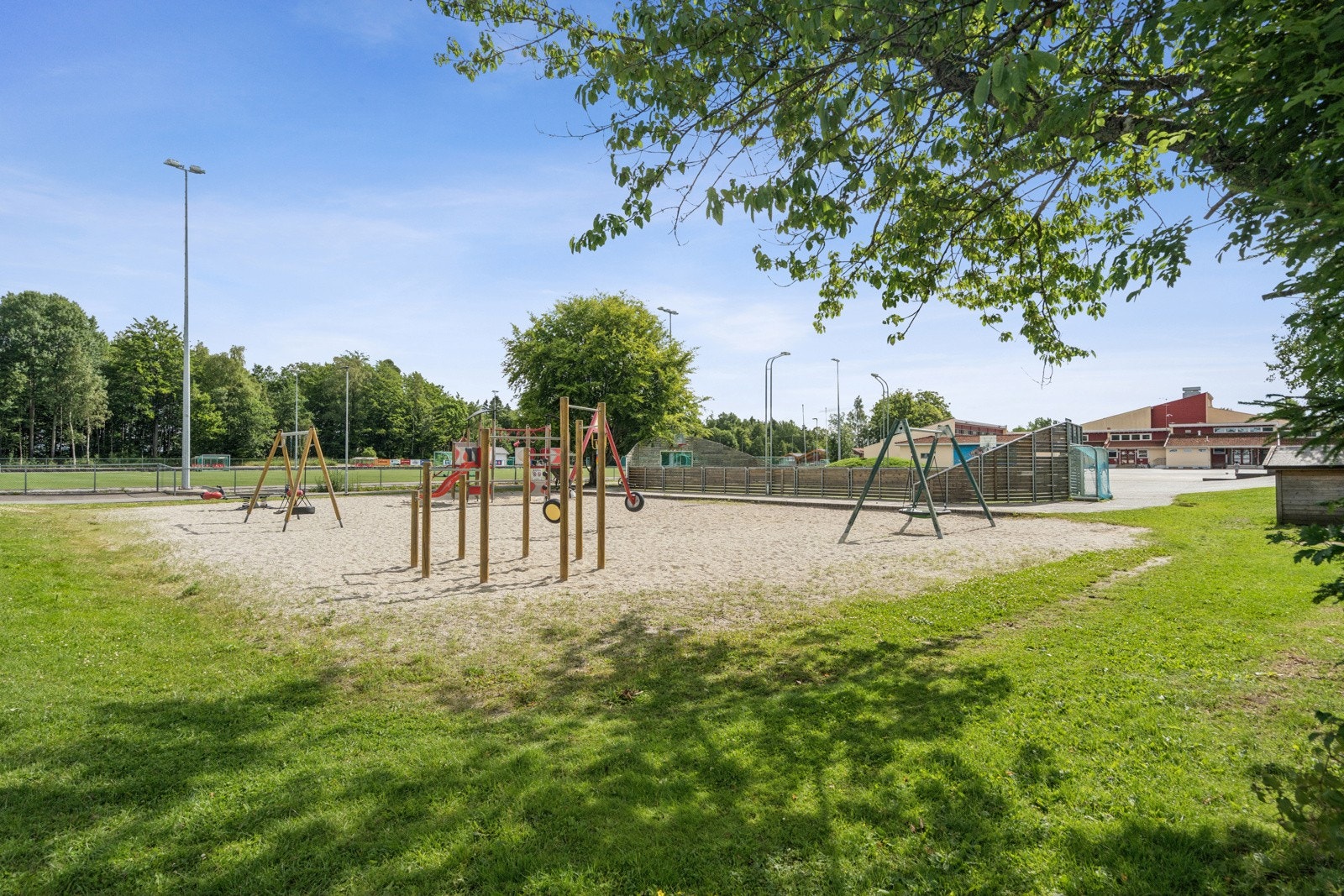 Her finner man også Fevang Idrettspark med fotballbaner og lekeapparater. Galleribilde