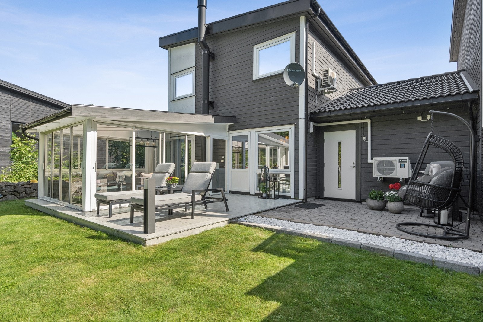 Boligen har fine utearealer og oppleves som meget delikat. Fra garasjen er det adkomst til en flislagt utebod/sportsbod, innredet med mange hyller for ekstra lagring. Garasjen har tilkomst også fra hagesiden. Galleribilde