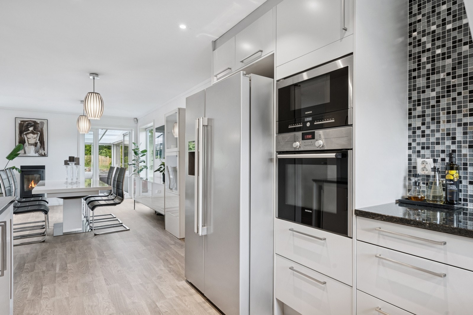 Etasjen har også et romslig allrom med åpen løsning mellom kjøkken og stue. Galleribilde