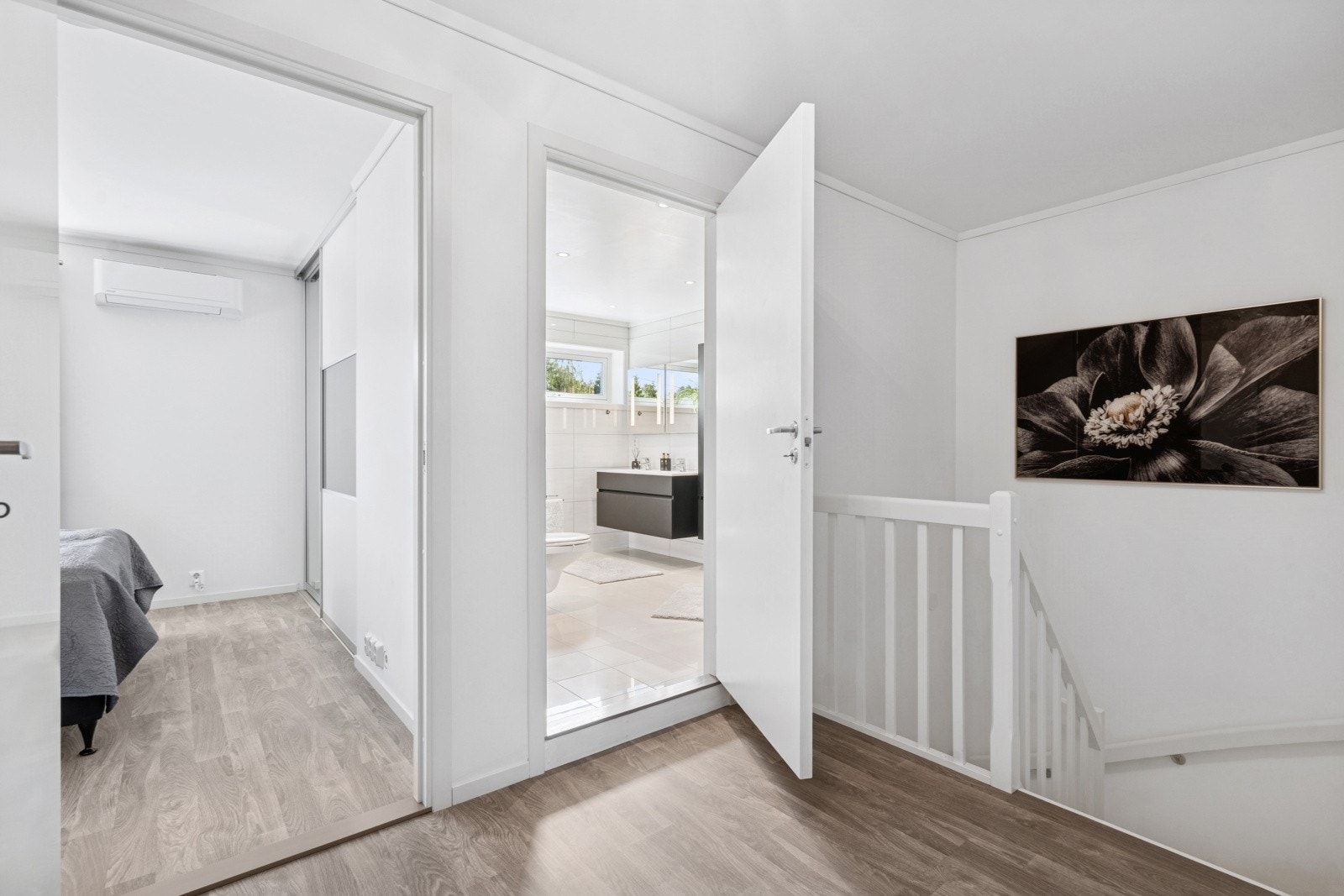 Velkommen opp i boligens fine 2. etasje. Her finner man 3 fine soverom, ett stort flott bad og en bod. Galleribilde