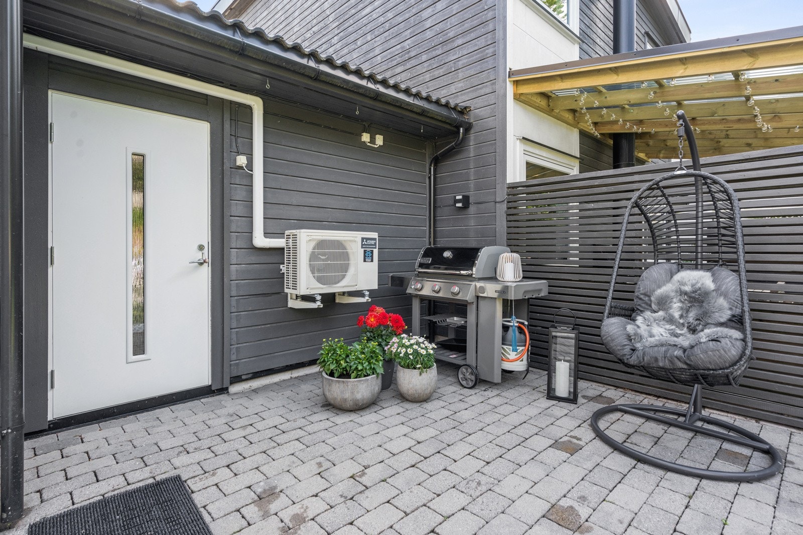 Fra hagesiden er det også inngang til garasjen med bod. Så man kommer inn i garasjen både fra inngangspartiet og fra hagen. Veldig praktisk! Galleribilde