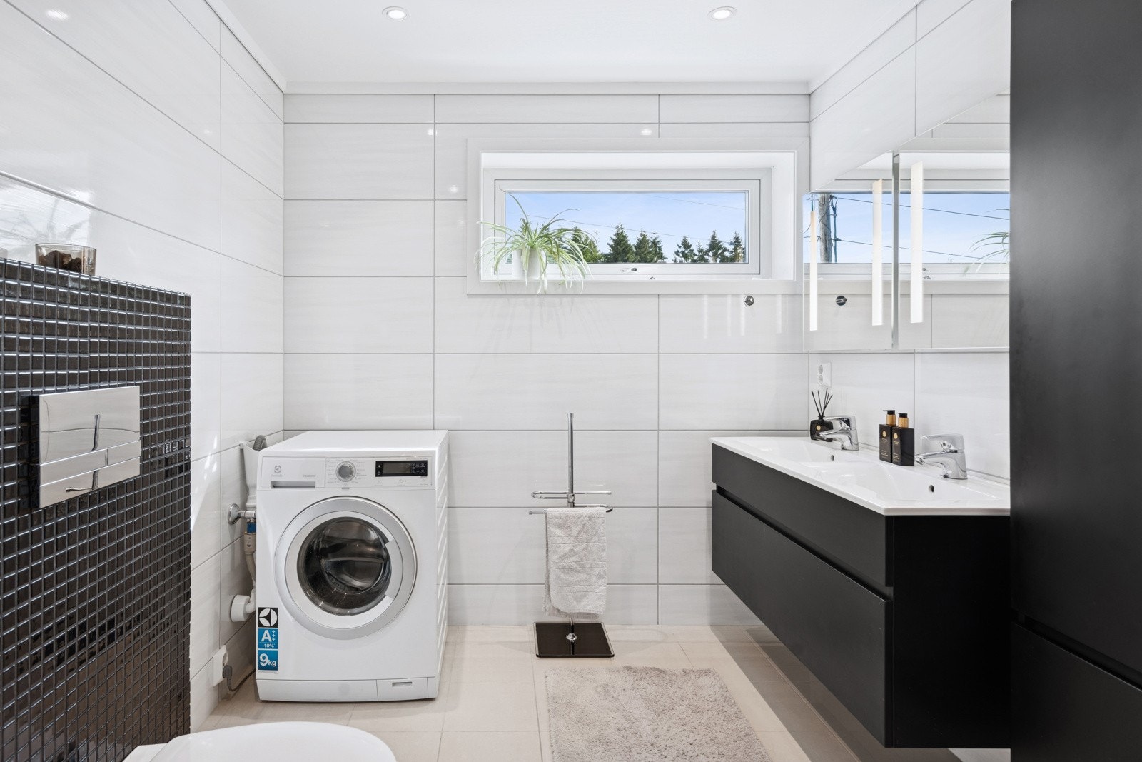 Badet har termostatstyrte varmekabler for ekstra komfort året rundt, og det er opplegg for vaskemaskin og tørketrommel. Galleribilde