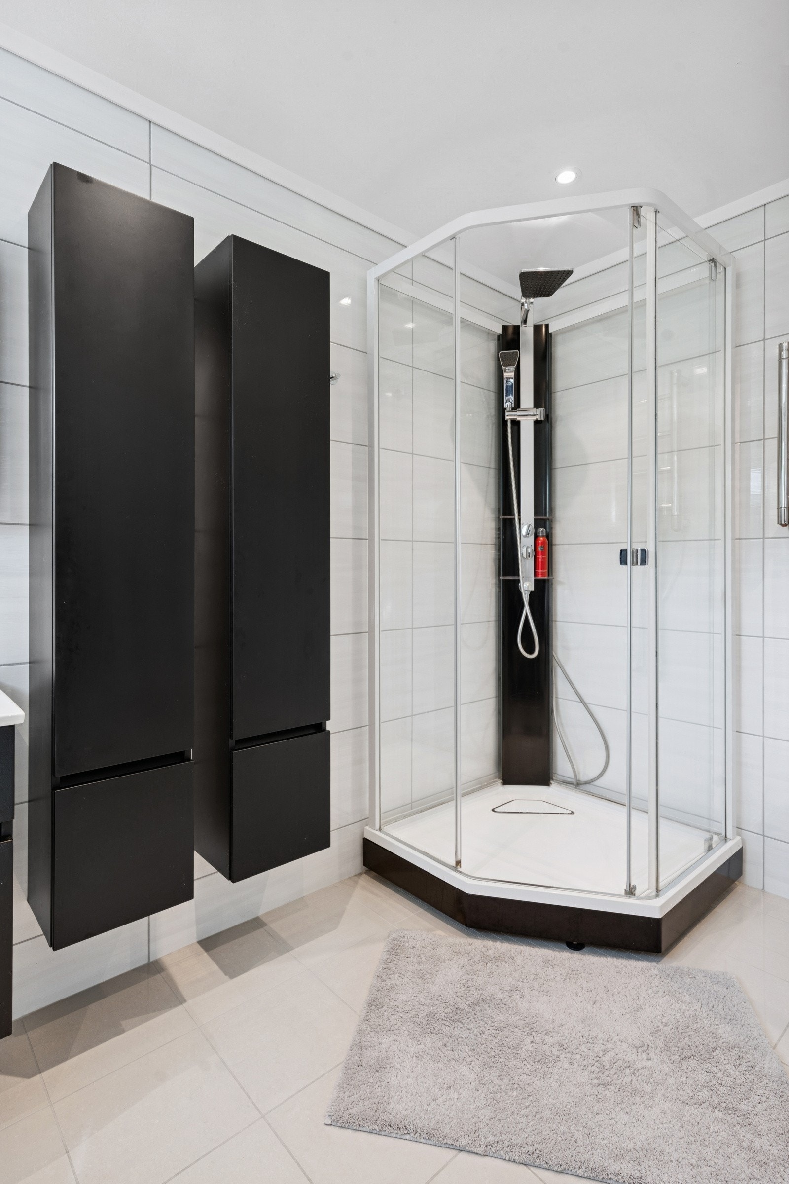 Ett lyst og pent bad med downlights i himling. Galleribilde