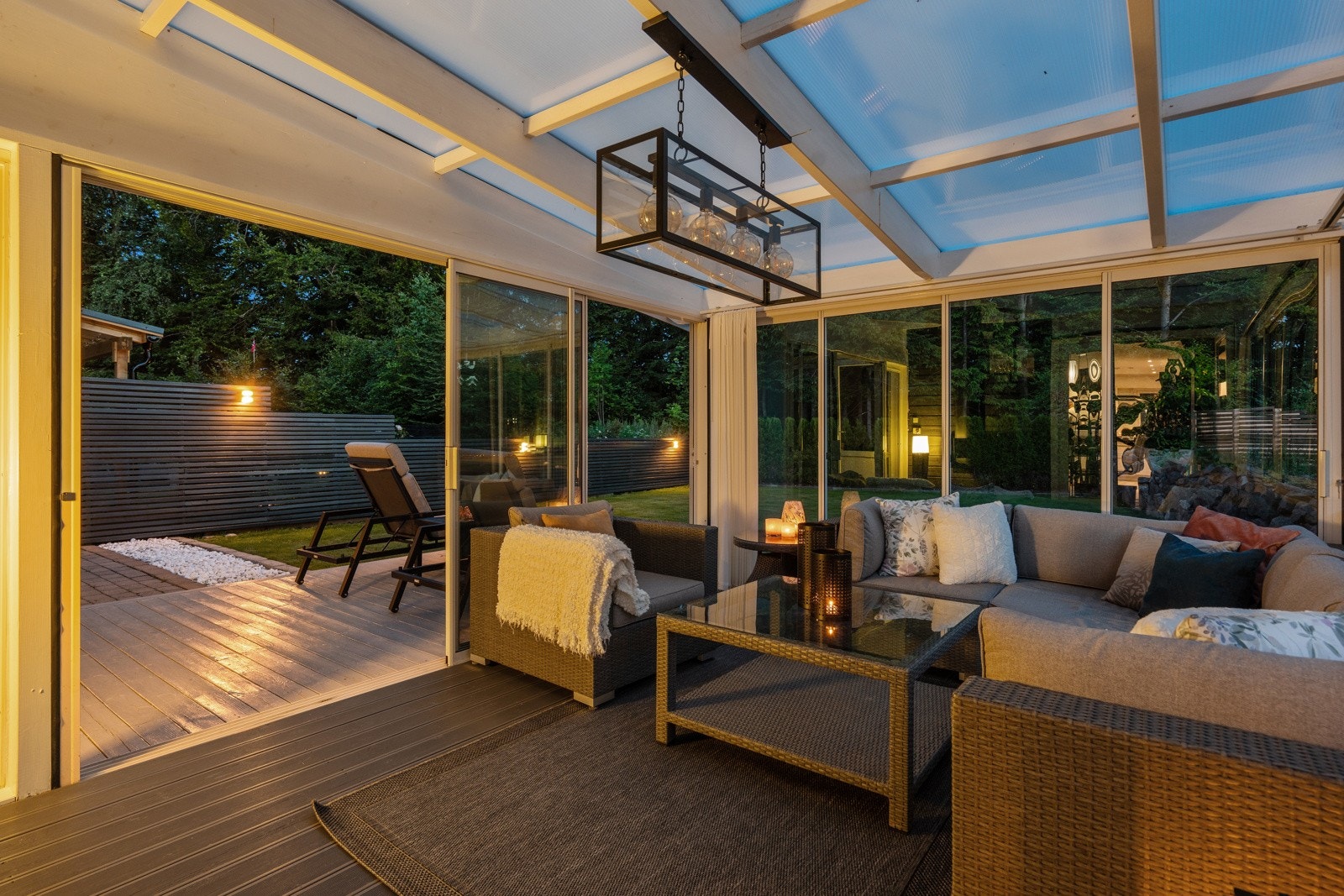 Hagestuen er utstyrt med en dekorativ taklampe som kan styres både fra hagestuen og innsiden av huset. Galleribilde