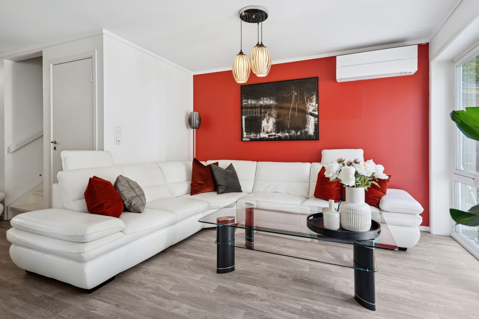 Det er totalt tre varmepumper i boligen: én stor Mitsubishi i første etasje og to Toshiba-pumper på soverommene i andre etasje, installert i juni 2024 og fortsatt under garanti. Galleribilde