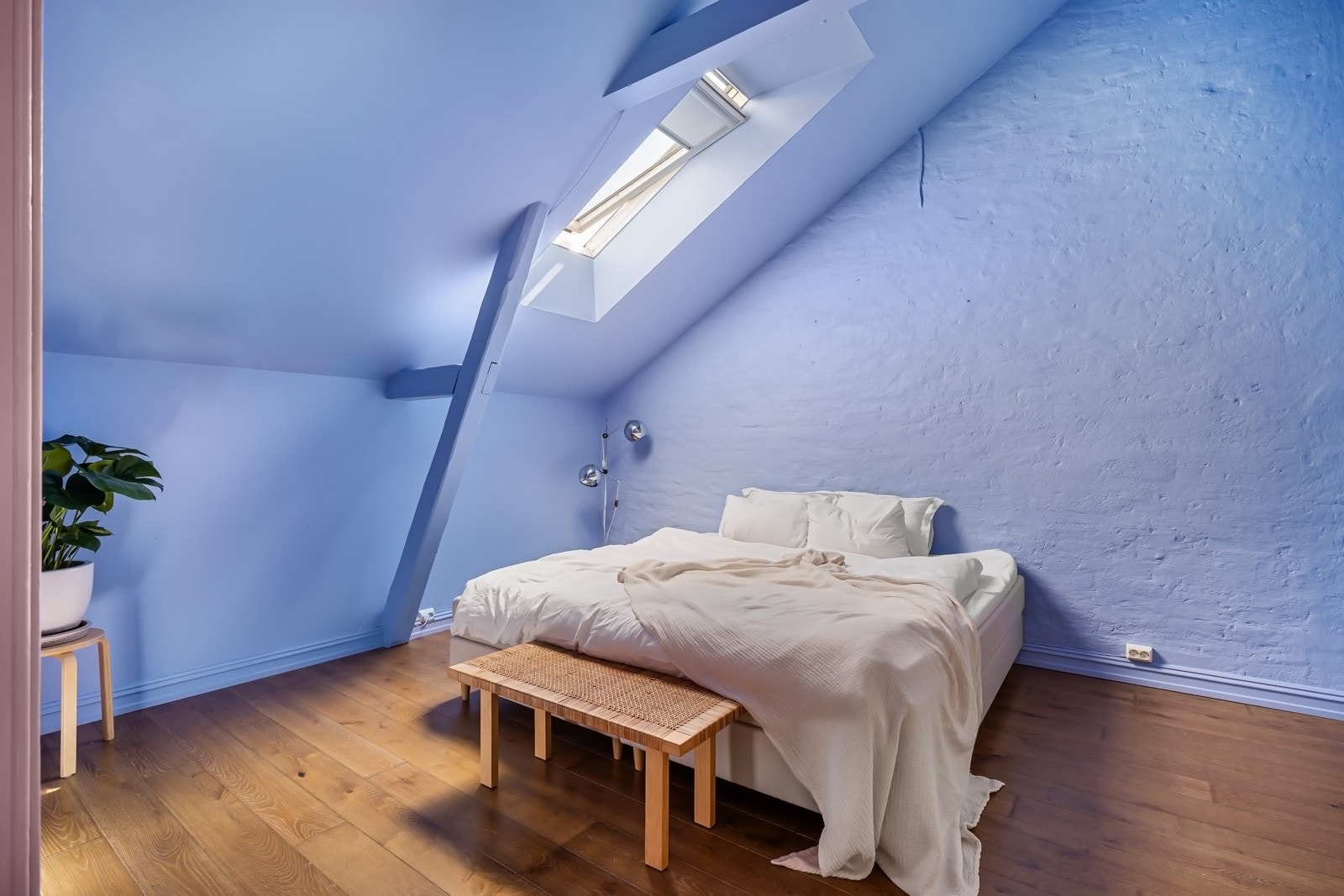 Hovedsoverommet er av god størrelse med plass til dobbeltseng, nattbord og garderobeløsning. Galleribilde