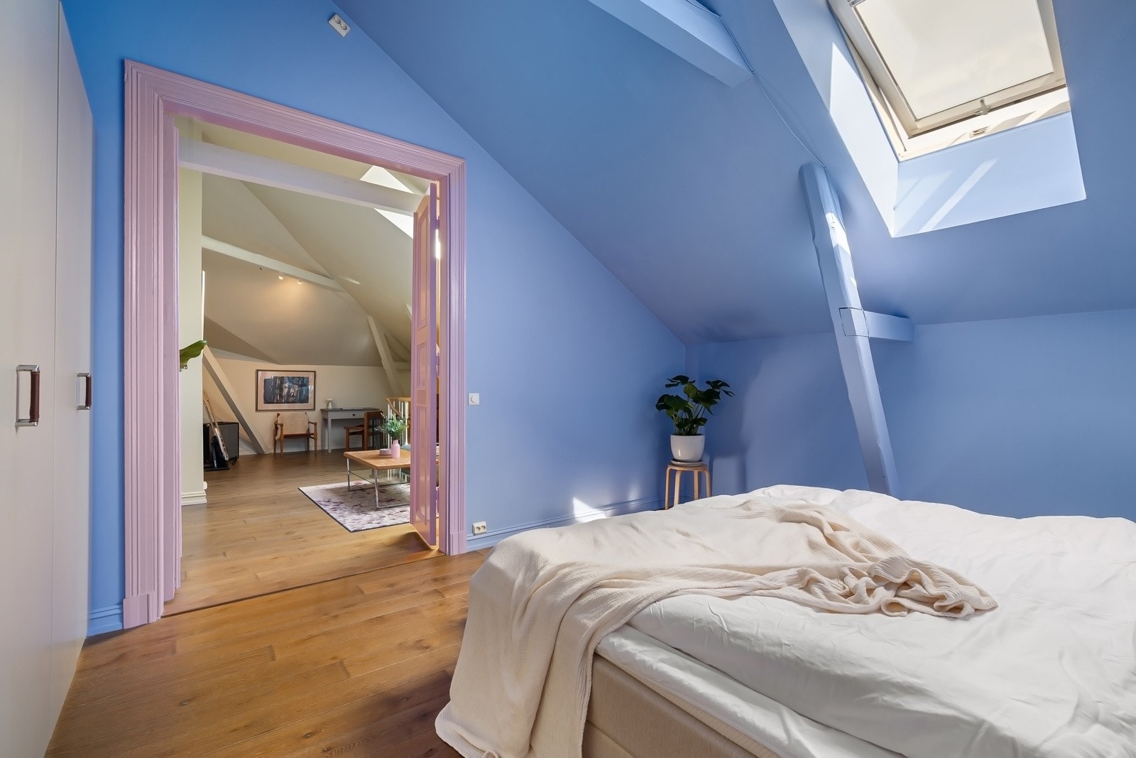 Et takvindu slipper inn dagslys og gjør rommet lyst og trivelig. Galleribilde