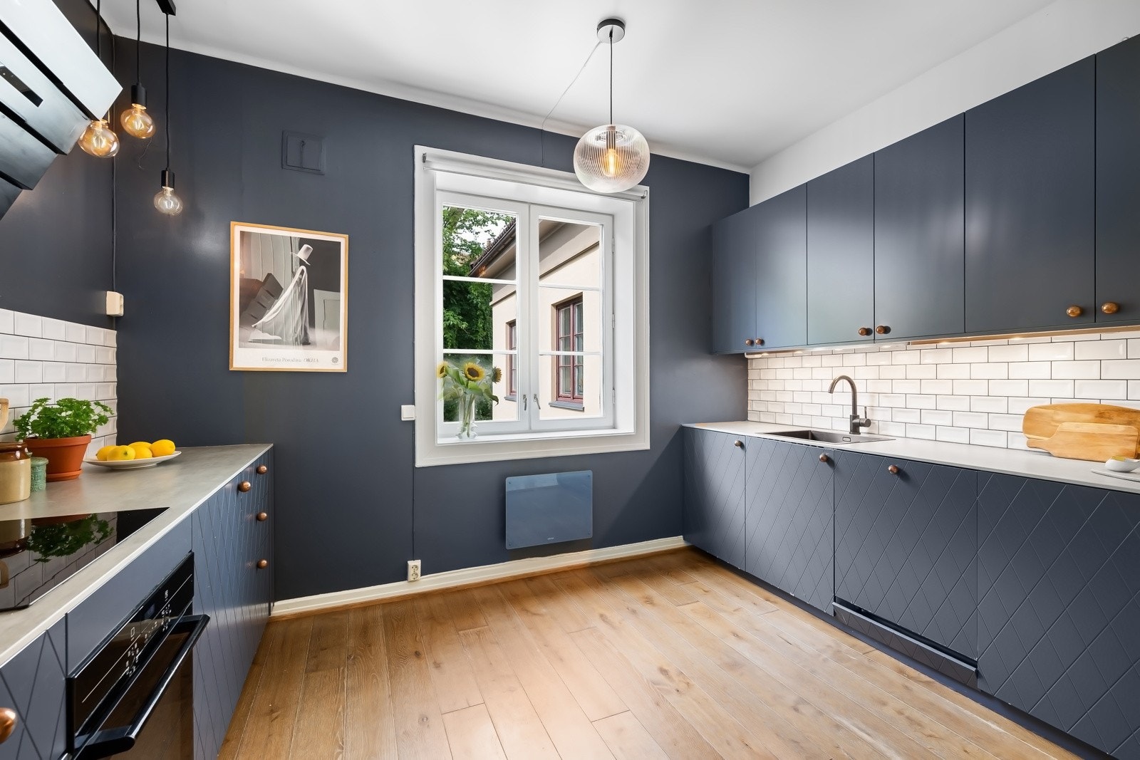 Moderne og lekkert IKEA-kjøkken fra 2017 med profilerte MDF-fronter fra Superfront og benkeplate i kompositt med overlimt kum i kobber. Galleribilde