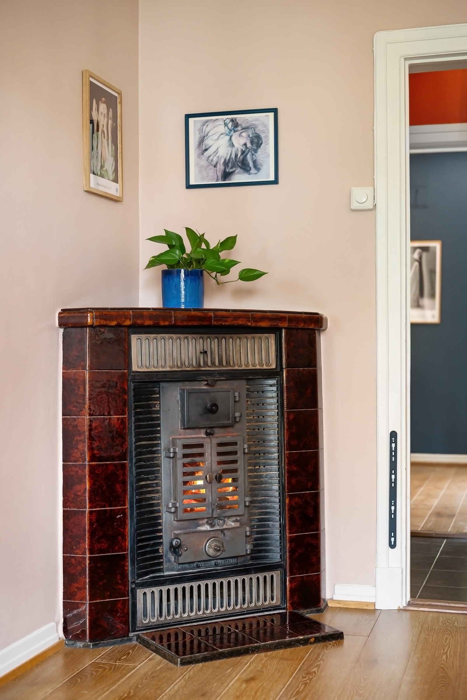 Boligen har vedkamin i stue som varmer godt i vinterhalvåret. Galleribilde