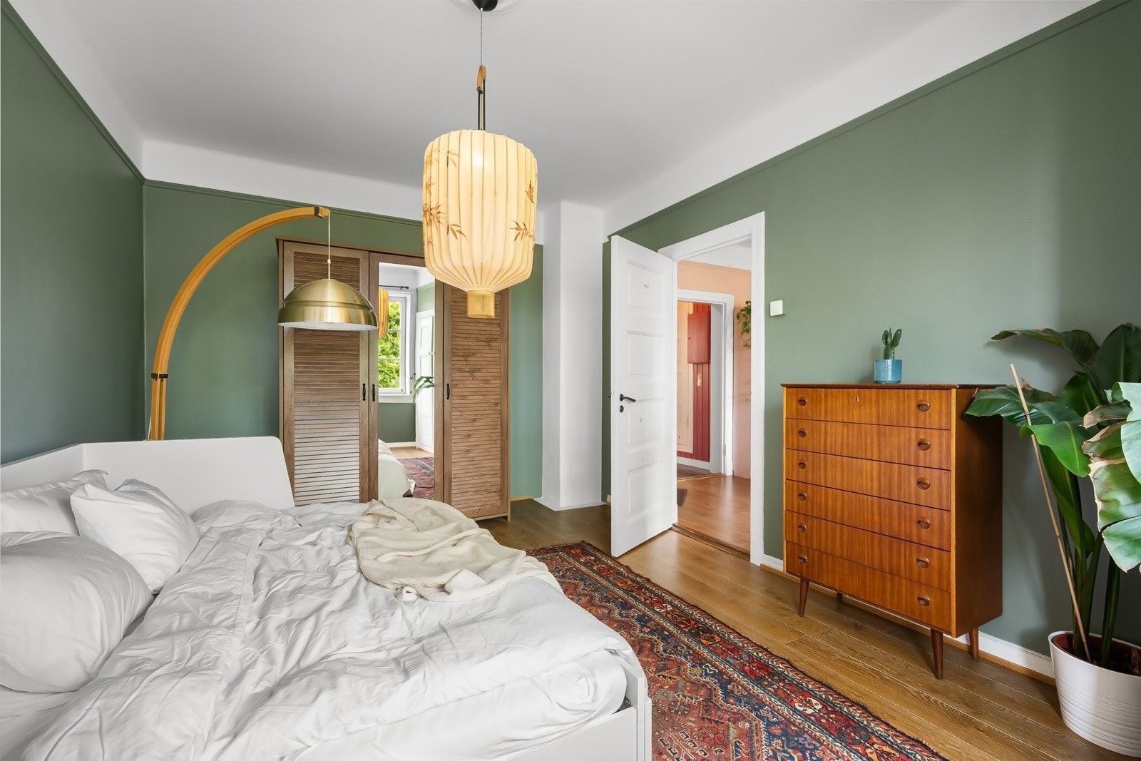 Store vindusflater slipper inn rikelig med naturlig lys. Galleribilde