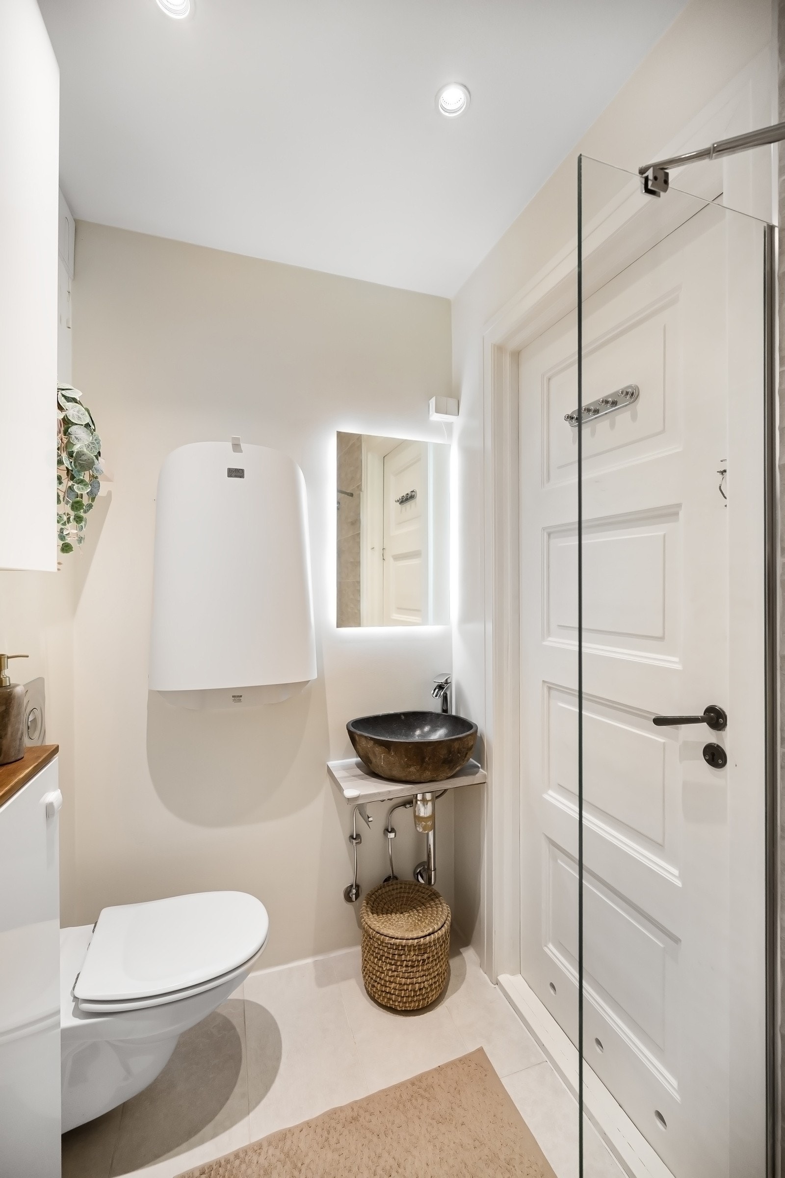 Badet ble oppgradert i 2017 og fremstår som svært innbydende, med flislagte gulv og delvis flislagte vegger, samt mosaikkflis i dusjsonen. Galleribilde