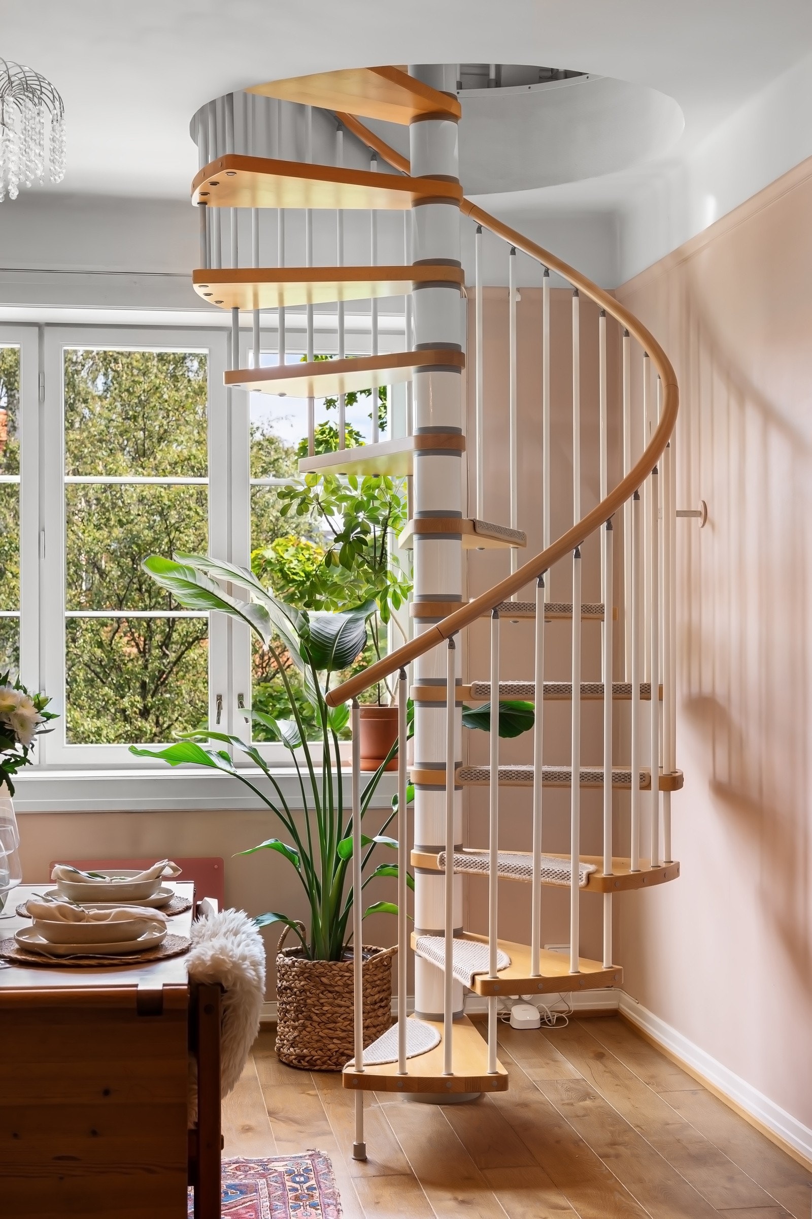 En stilren vindeltrapp i tre og hvitt stål fører opp til loftsstuen. Galleribilde
