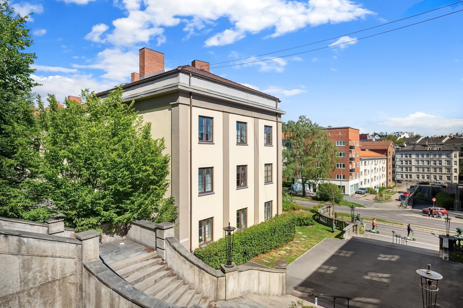 Leiligheten ligger i en ærverdig bygård fra 1928 ved populære Alexander Kiellands plass, omgitt av et rikt utvalg av kaféer, restauranter og servicetilbud. Galleribilde