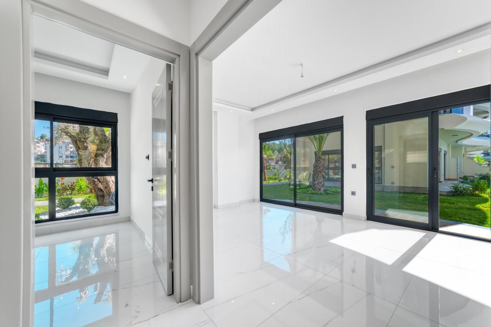 View from the corridor towards the living room and the bedroom Galleribilde