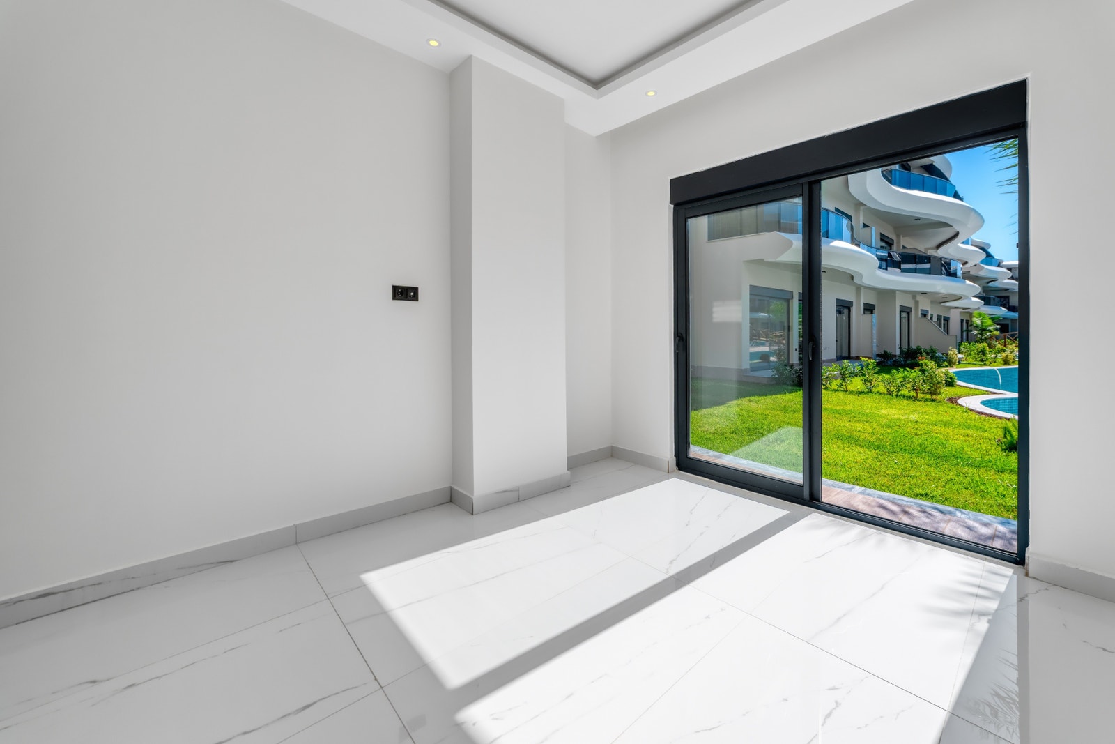 Master bedroom view towards garden Galleribilde