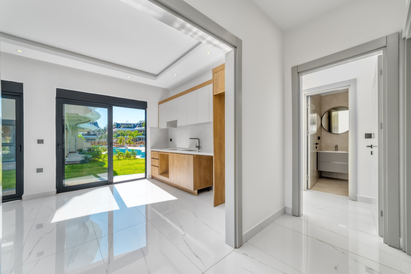 View from the corridor towards the living room Galleribilde