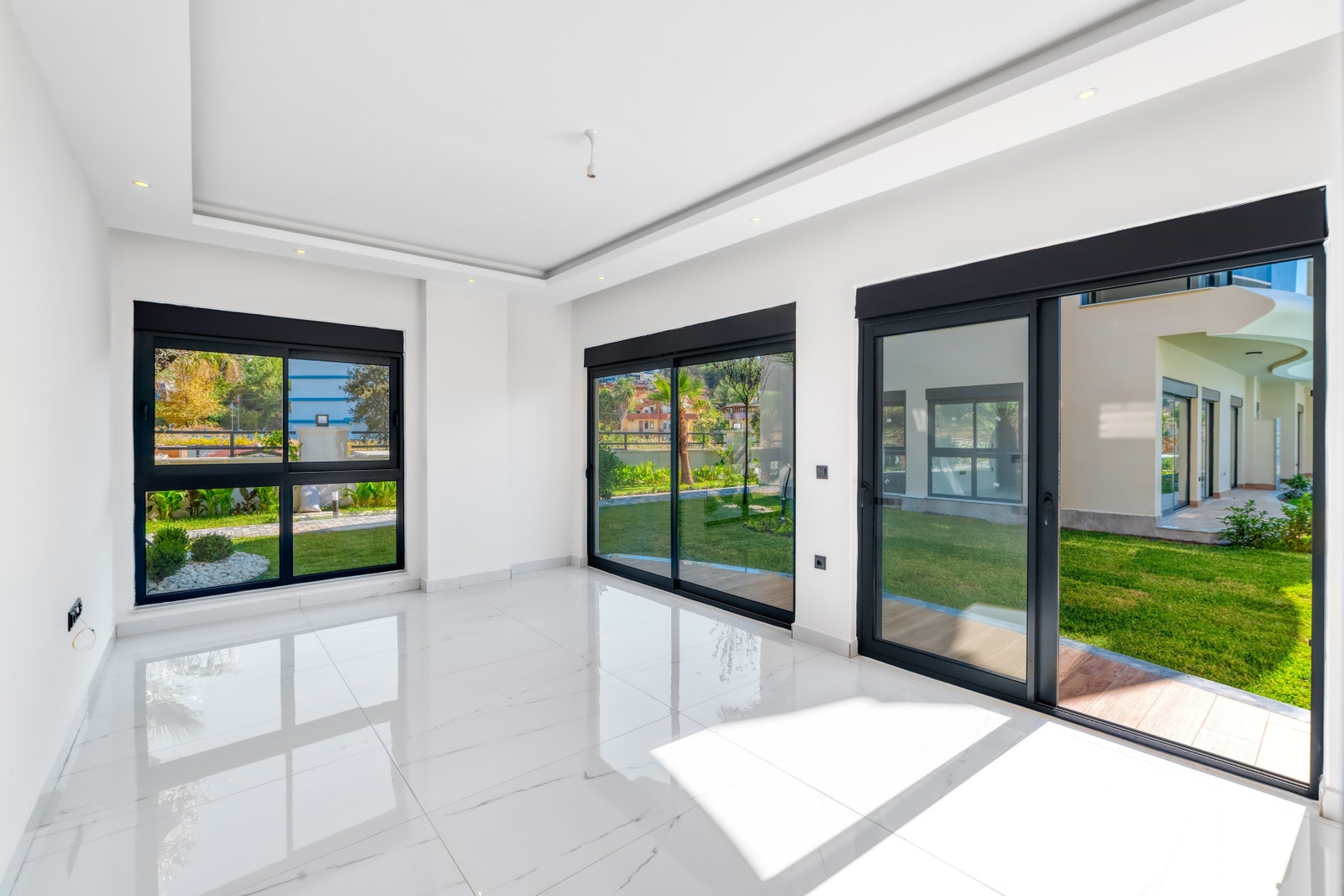 Living room view towards the garden Galleribilde