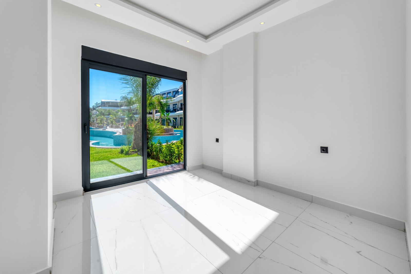 Master bedroom view towards garden Galleribilde