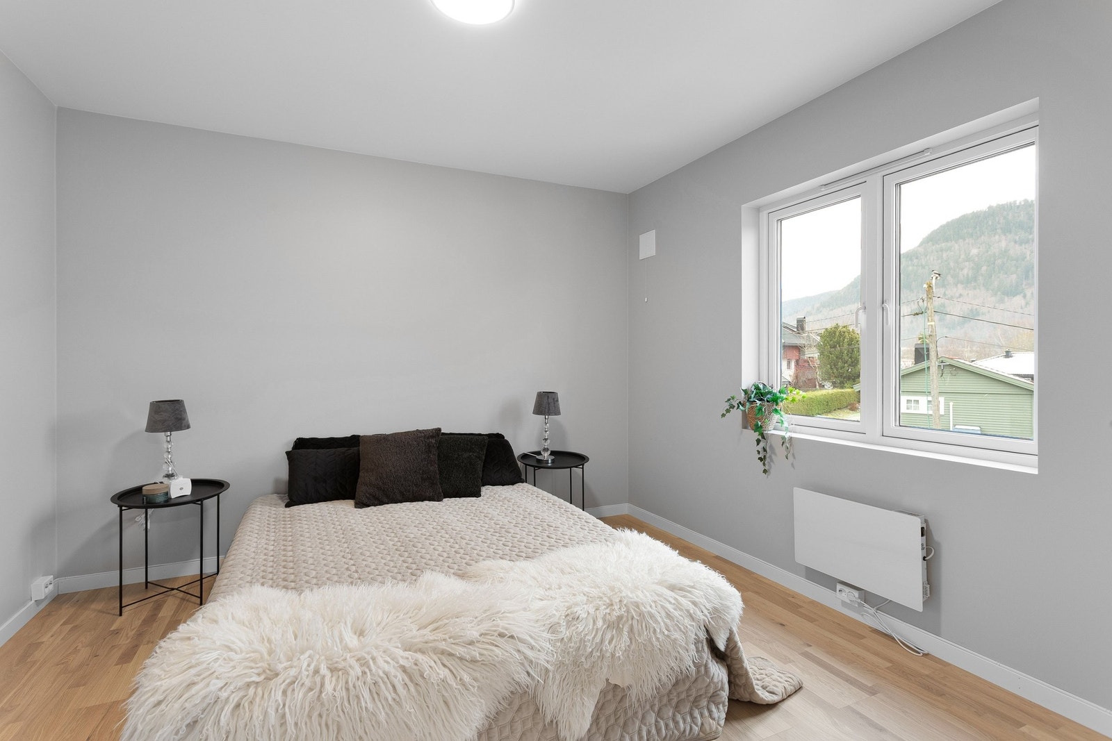 Soverommet er av god størrelse, og har fint plass til seng og garderober Galleribilde