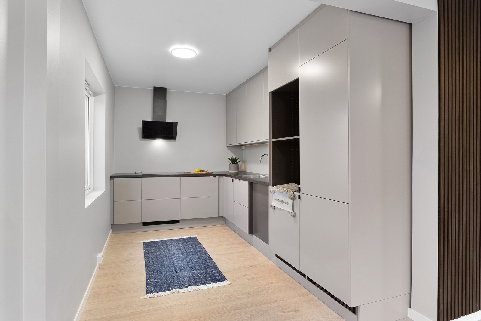 Leiligheten har et stort og moderne kjøkken fra Epoq modell Trend Sand Galleribilde