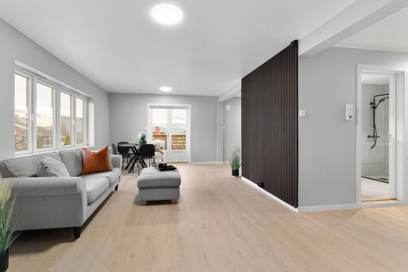 Stuen oppleves som lys og innbydende og er svært tidsriktig innredet med BerryAlloc Nordkapp 1-stav laminatgulv og slette vegger malt i en lun fargetone. Galleribilde