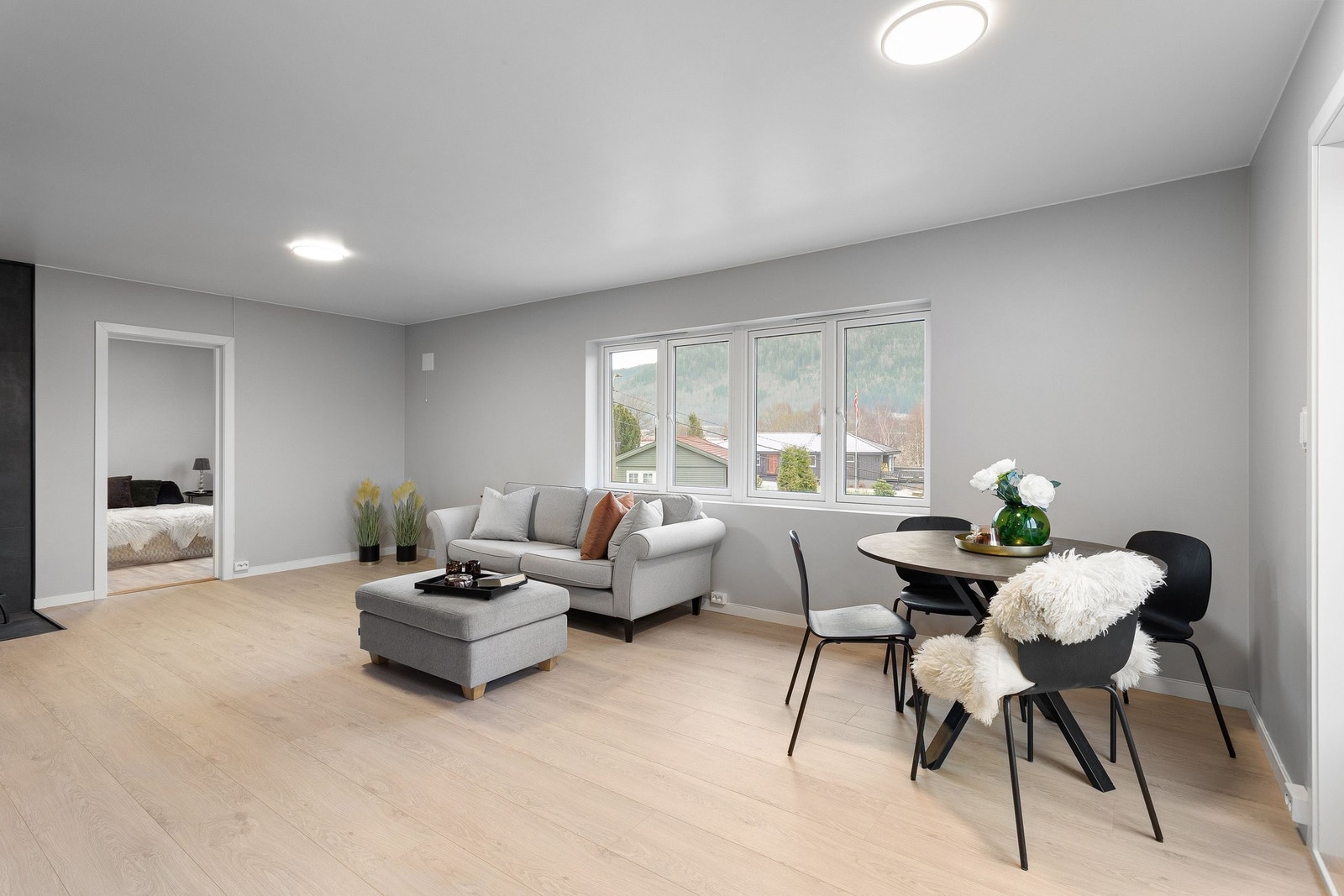 Moderne og romslig stue, malt i tidsriktige farger. Galleribilde