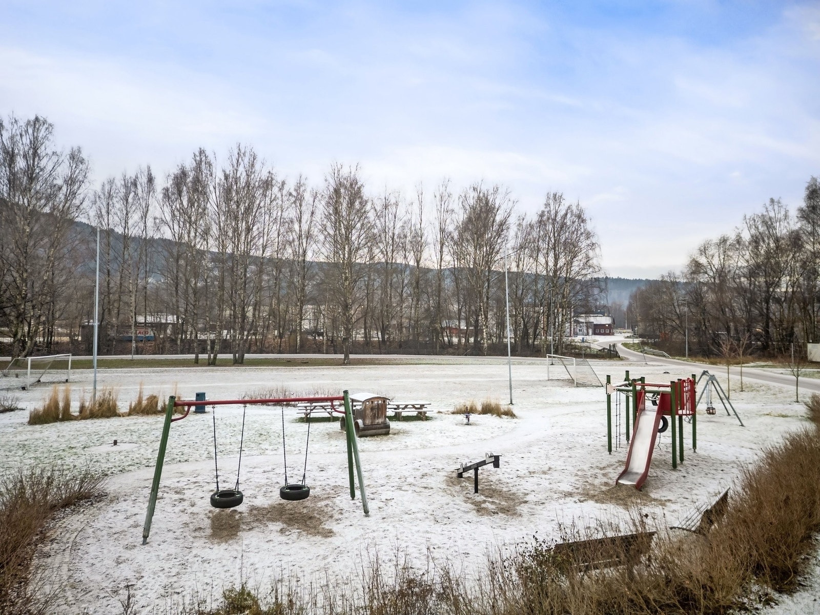 Ved siden av boligen er det et grøntområde med fotballbane og lekeplass Galleribilde