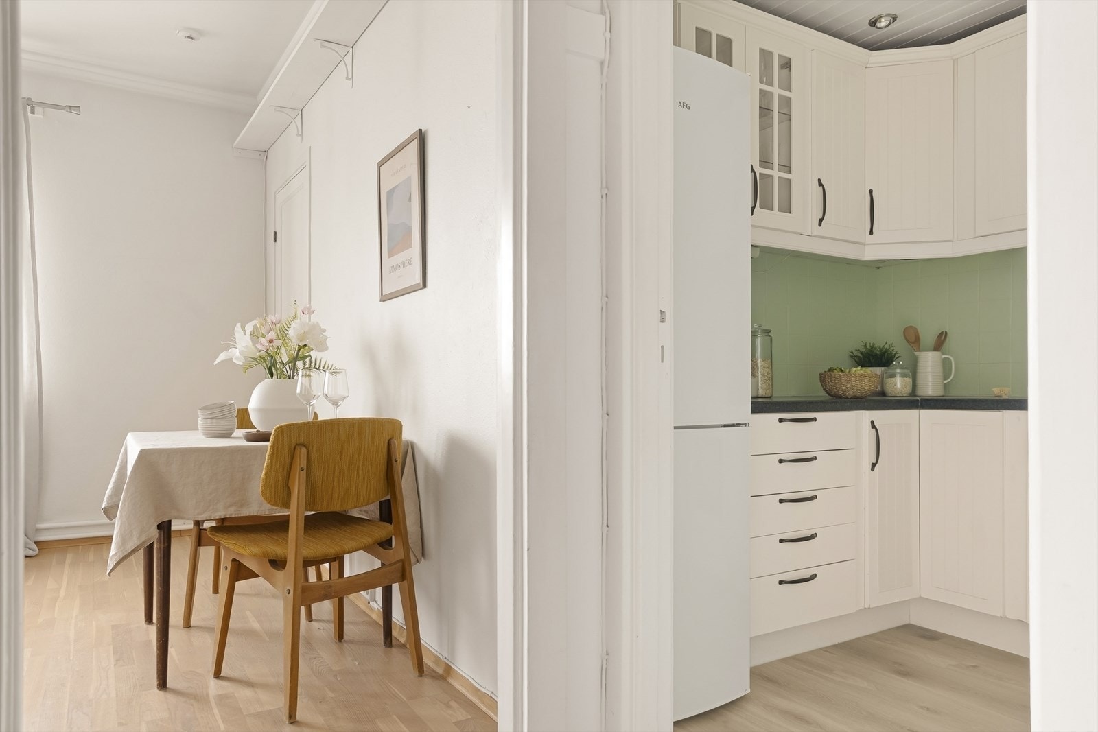 Separat kjøkken, praktisk plassert ved entréen. Galleribilde