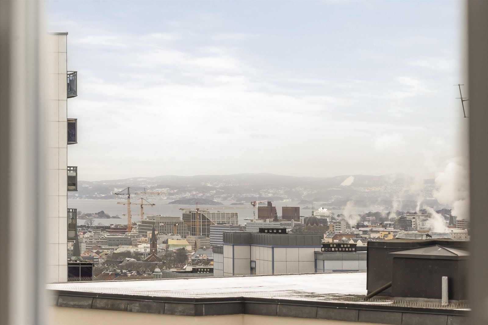 Leiligheten ligger flott til med fantastisk utsikt over sentrum og Oslofjorden. Galleribilde