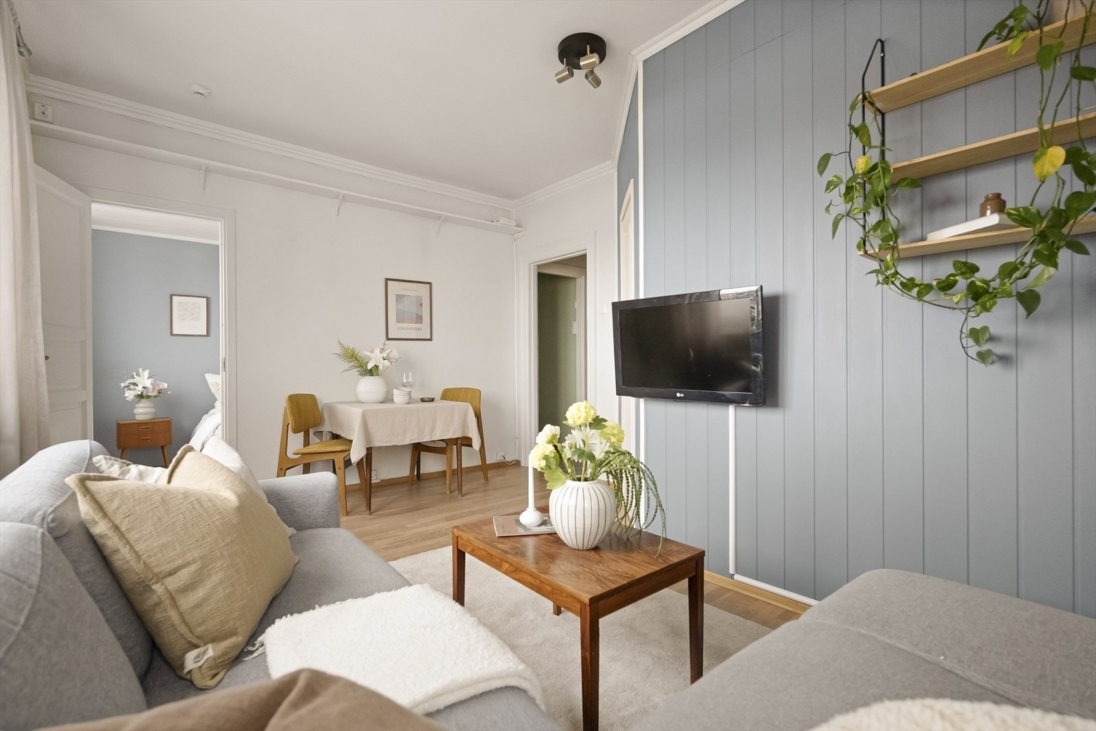 Stuen er av god størrelse, med plass til en sofaseksjon og annet ønskelig innredning. Galleribilde