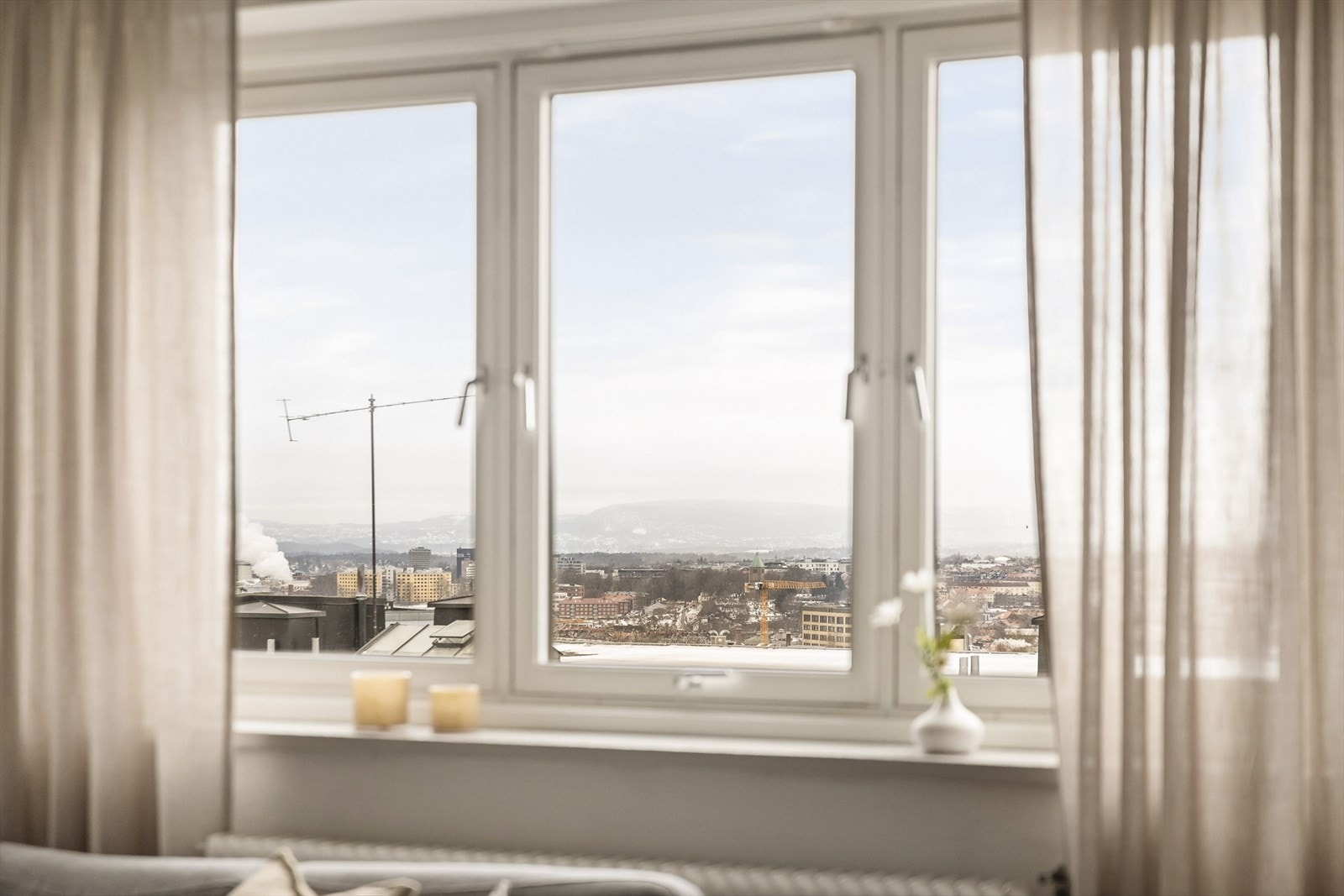 Leiligheten ligger i byggets 5.etasje og har dermed et pent utsyn fra vinduene. Galleribilde