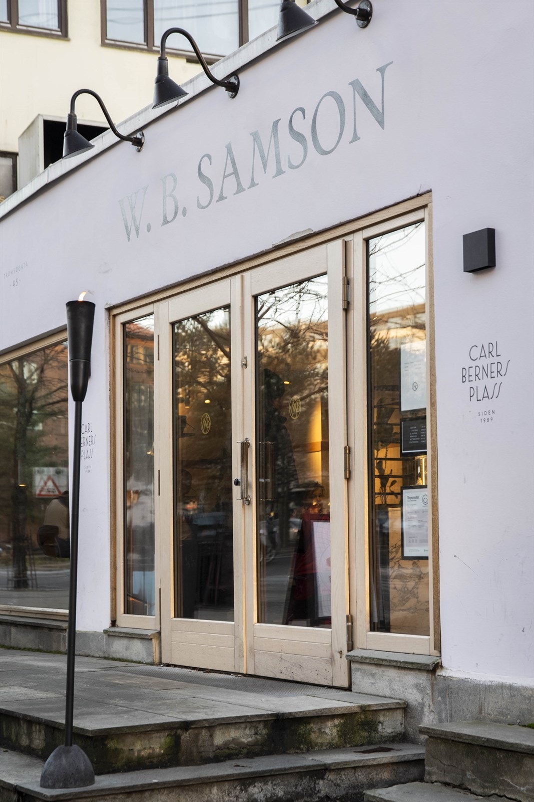 Nærområdet er livlig, med små butikker og caféer som W.B Samson. Galleribilde