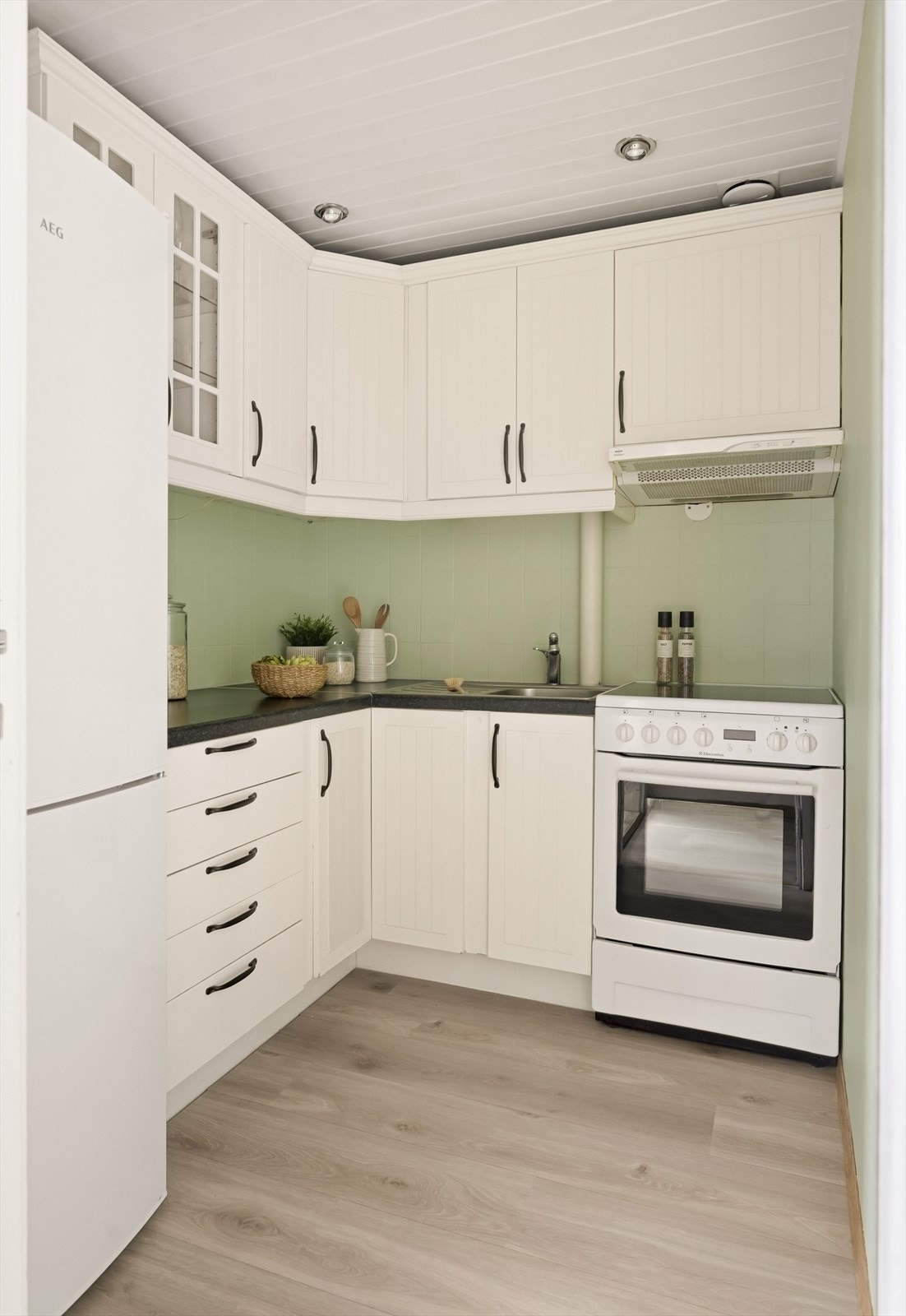 Kjøkken med profilerte fronter og laminat benkeplate. Galleribilde