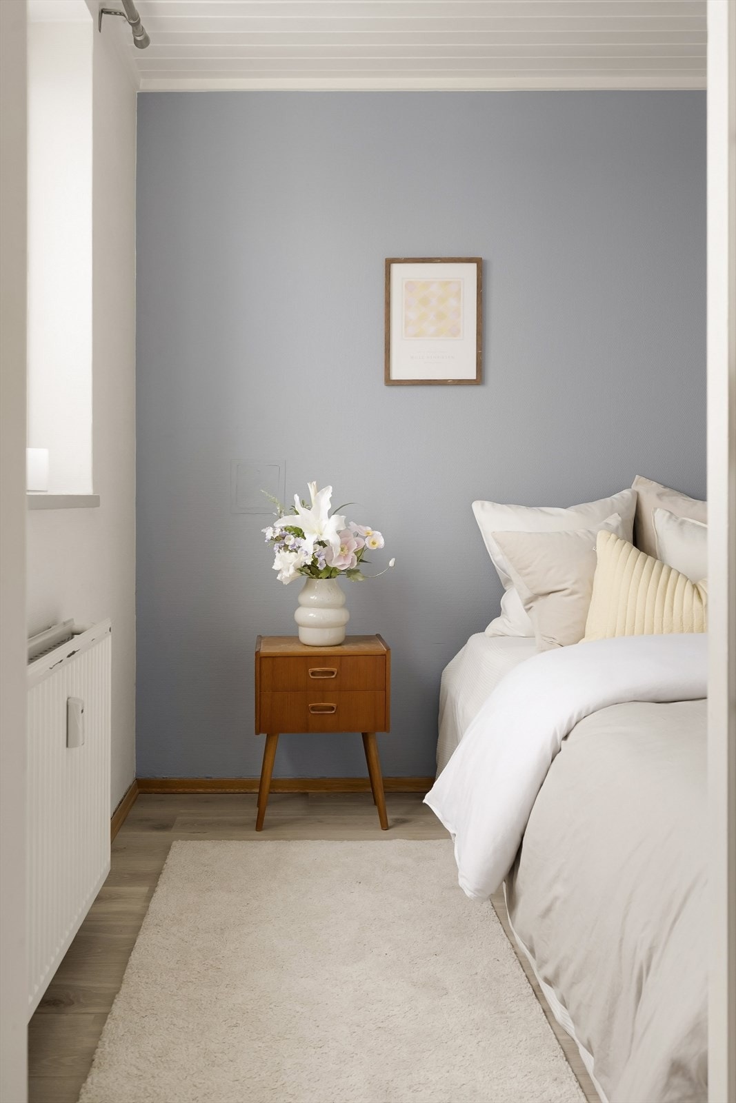 Rommet har glatt malte vegger og panel i himlingen. Galleribilde