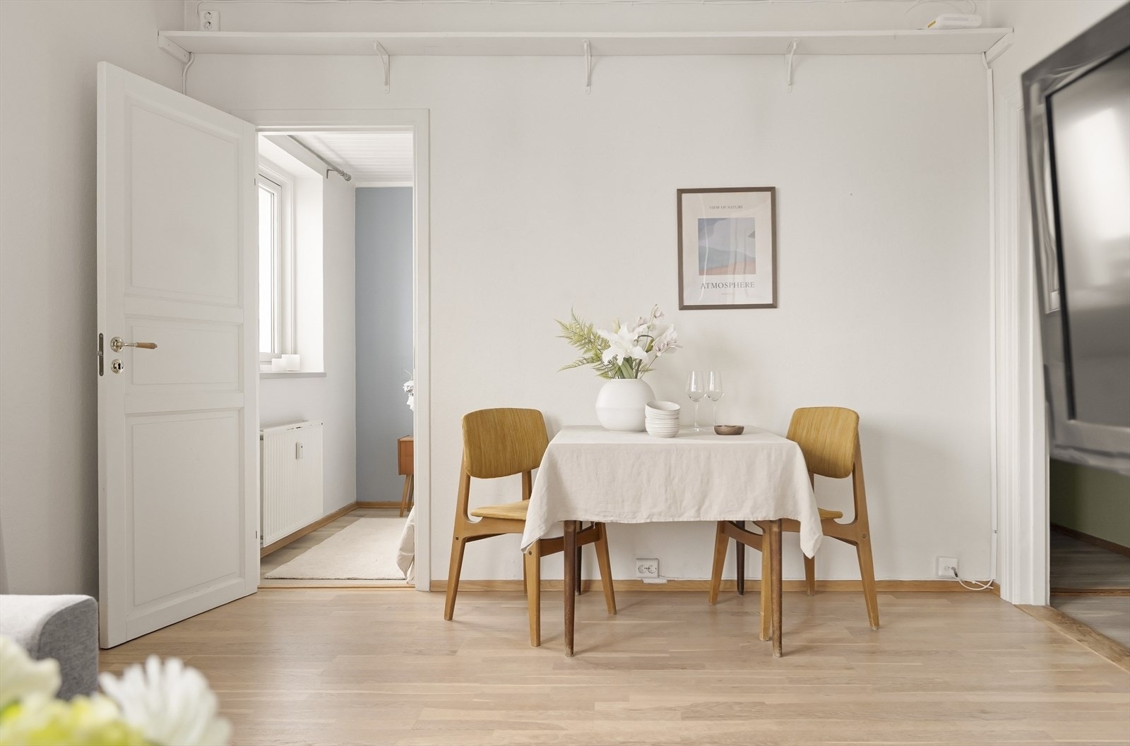 I stuen er det god plass til en spisegruppe. Galleribilde