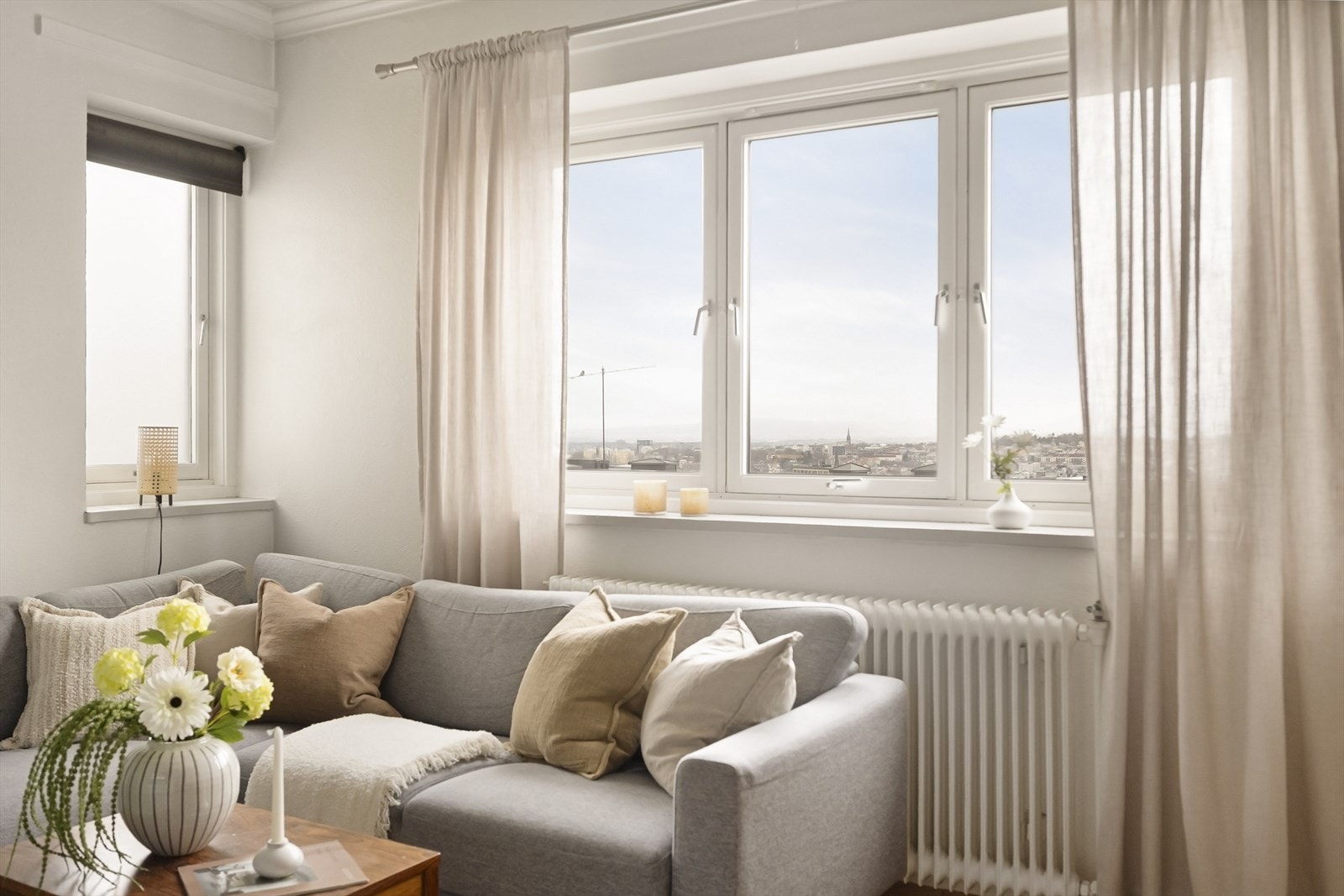 Vinduer fra 1988, som gir rikelig med naturlig lysinnslipp. Galleribilde