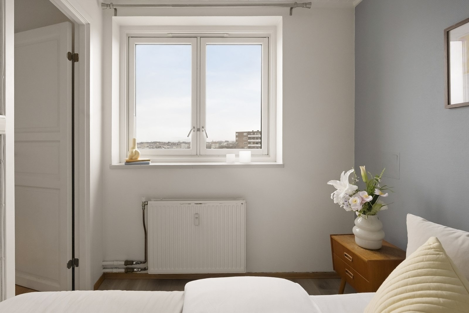 Soverommet har rikelig med lys fra vindusflatene. Galleribilde