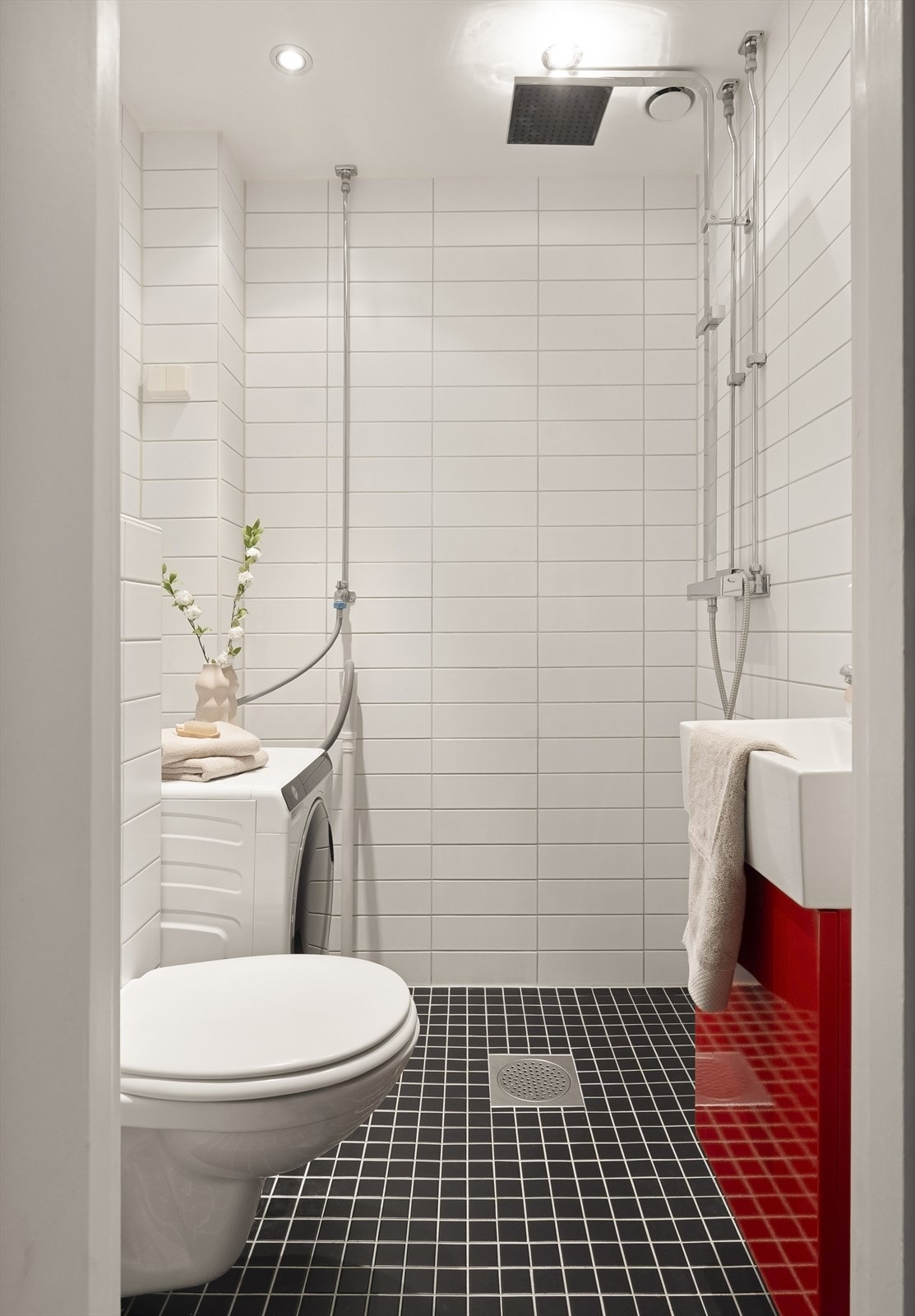 Badet er utstyrt med toalett, servant, ettgreps blandebatteri, dusj-hjørne, samt plass og opplegg for vaskemaskin. Galleribilde