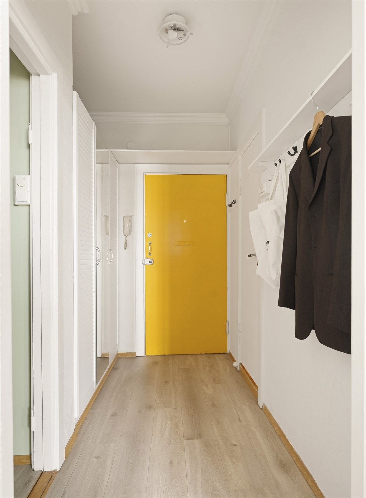 Entré med god plass til oppbevaring av sko og yttertøy. Galleribilde