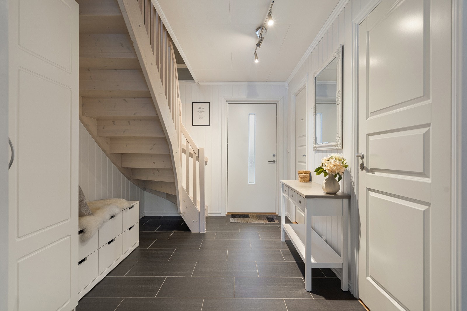 Det er i tillegg en innvendig bod med adkomst fra gangen her Galleribilde