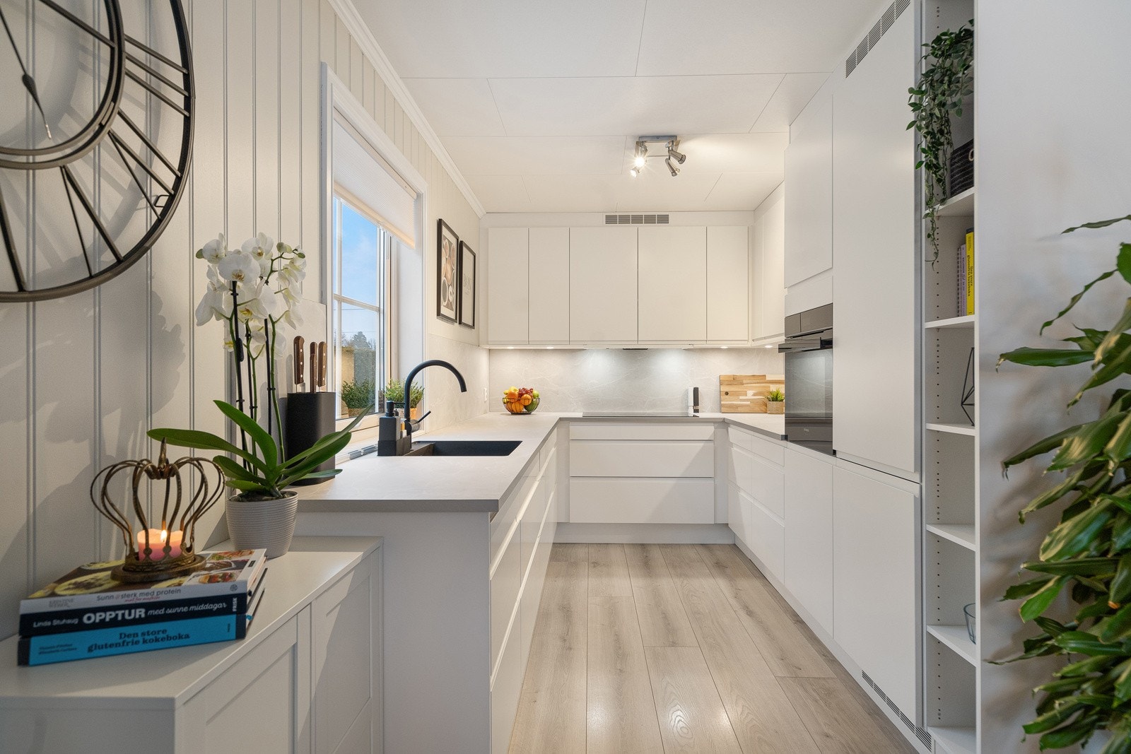 Flott kjøkken fra HTH med komplett innredning og integrerte hvitevarer Galleribilde