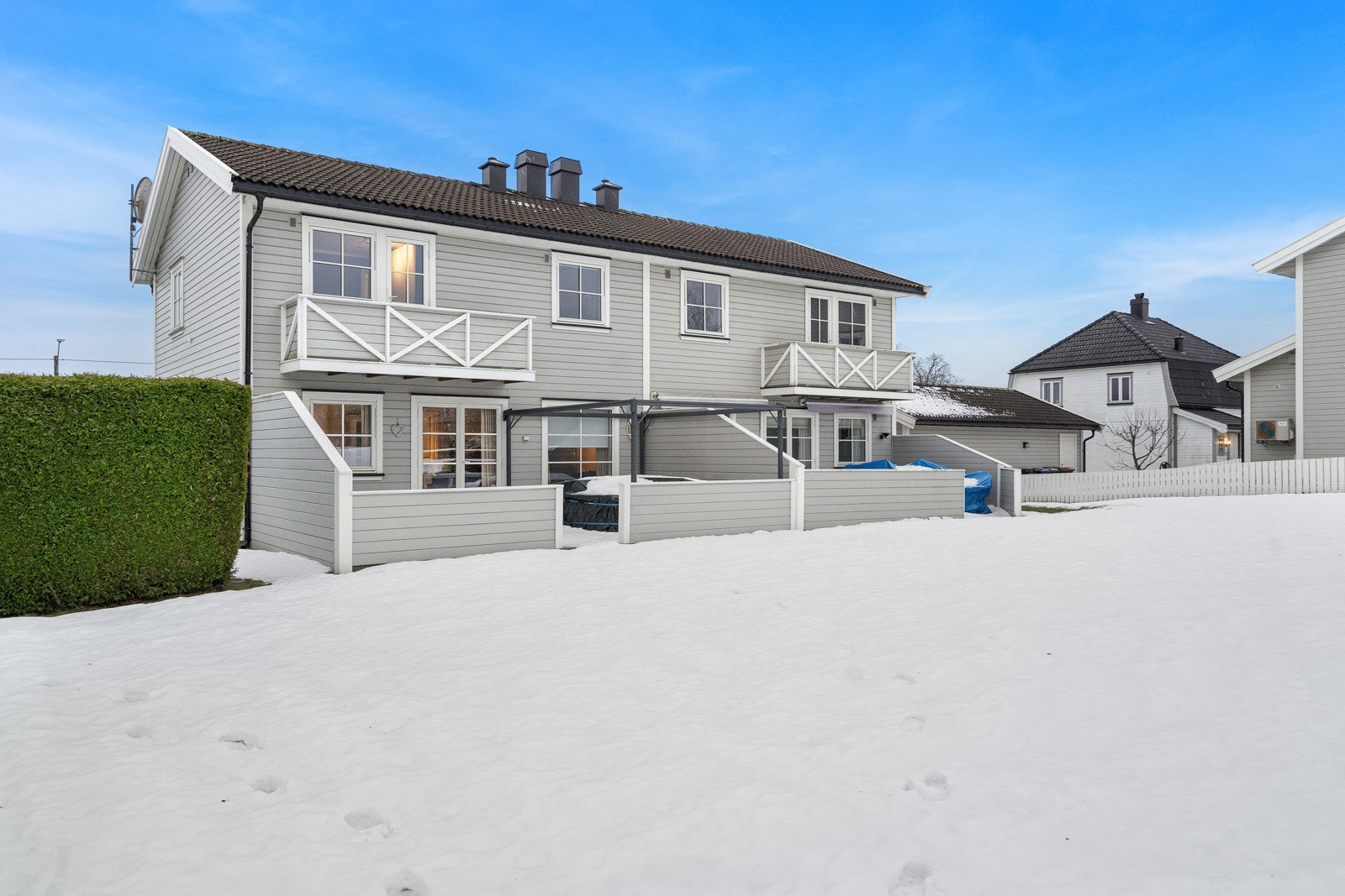 Velkommen til Melsomvikveien 567E og denne flotte boligen med svært fri og fin beliggenhet mot vest! Galleribilde