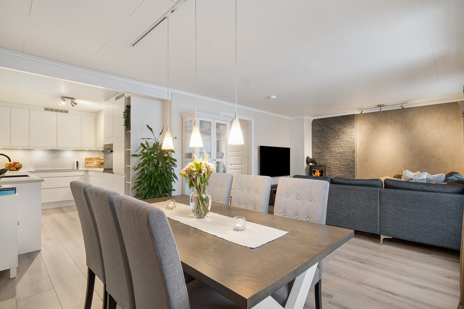 Moderne innredet bolig med lyse overflater og nytt kjøkken i 2024 Galleribilde